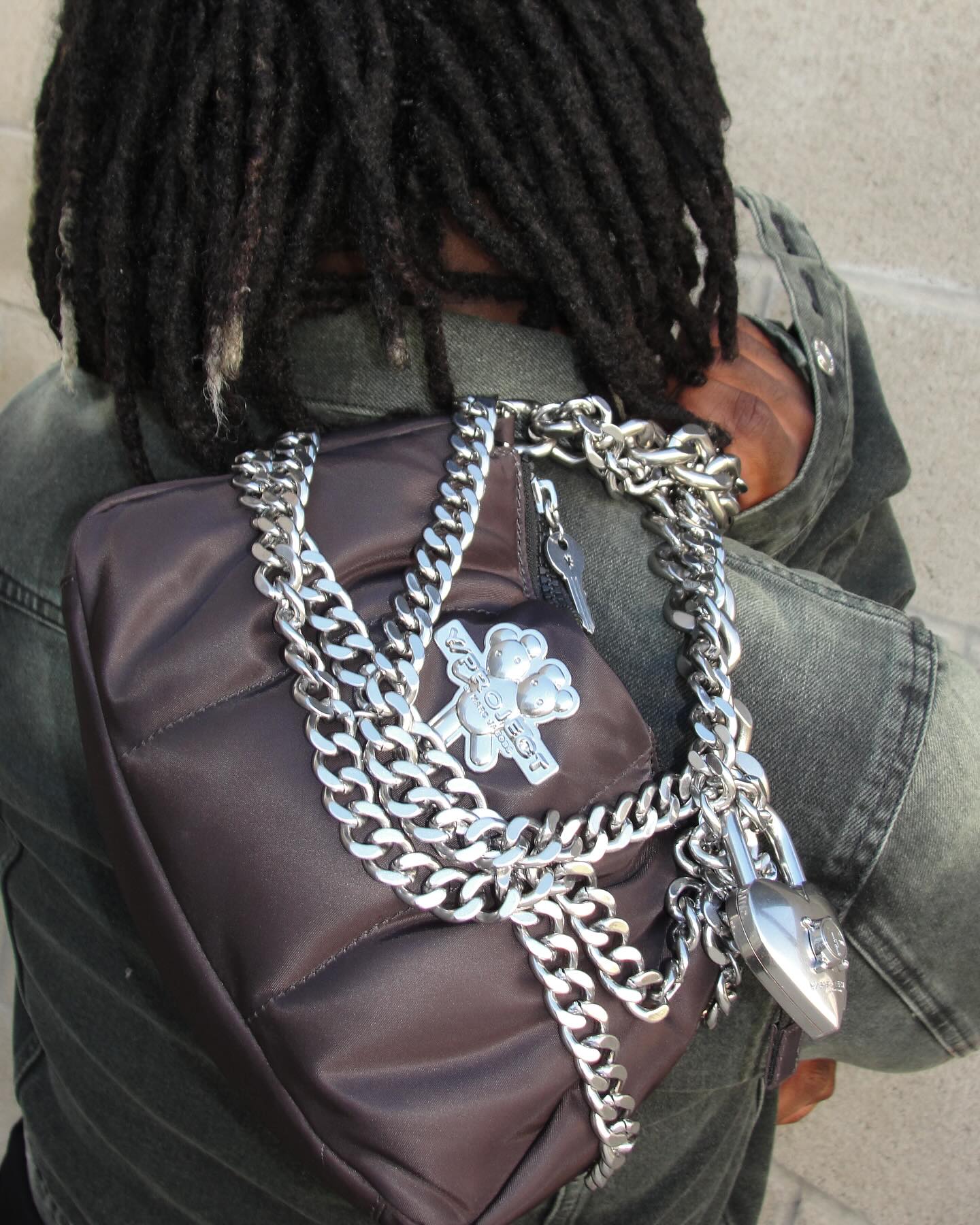 헤븐 바이 마크 제이콥스의 키치한 감성과 와이 프로젝트의 반항 정신을 결합한 협업 컬렉션.