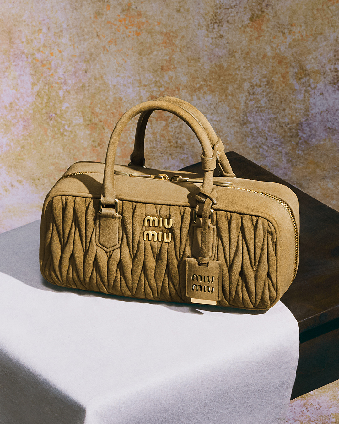 미우미우가 지지 하디드와 함께한 새로운 레더굿 캠페인을 공개했다.