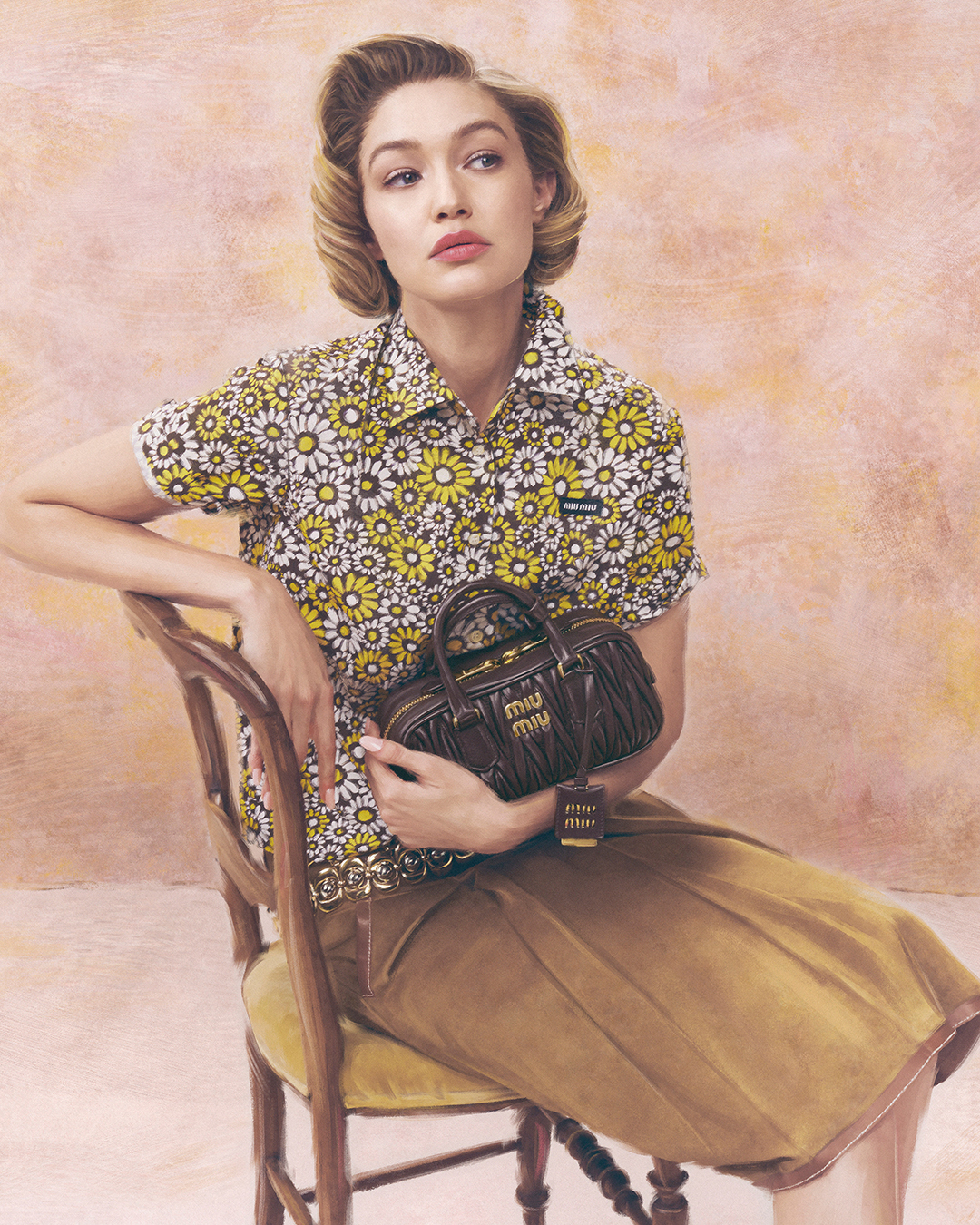 미우미우가 지지 하디드와 함께한 새로운 레더굿 캠페인을 공개했다.