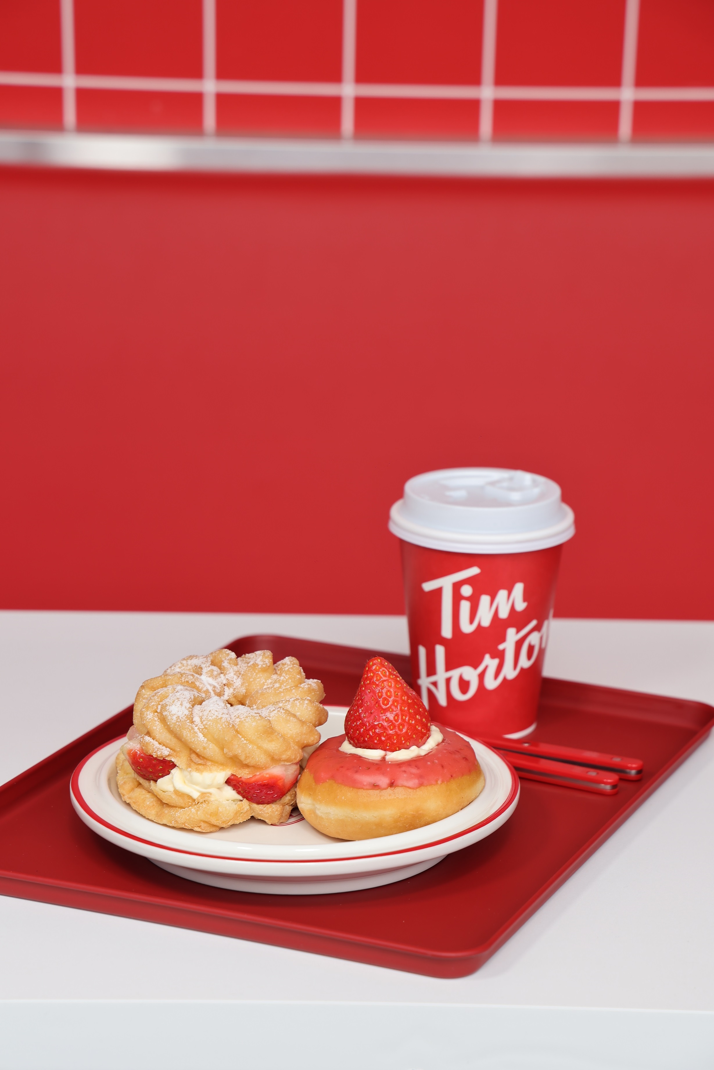 롯데월드몰 ‘팀스키친’만의 스페셜 메뉴 ‘딸기 구름 크룰러’와 ‘딸기 몽슈 도넛’