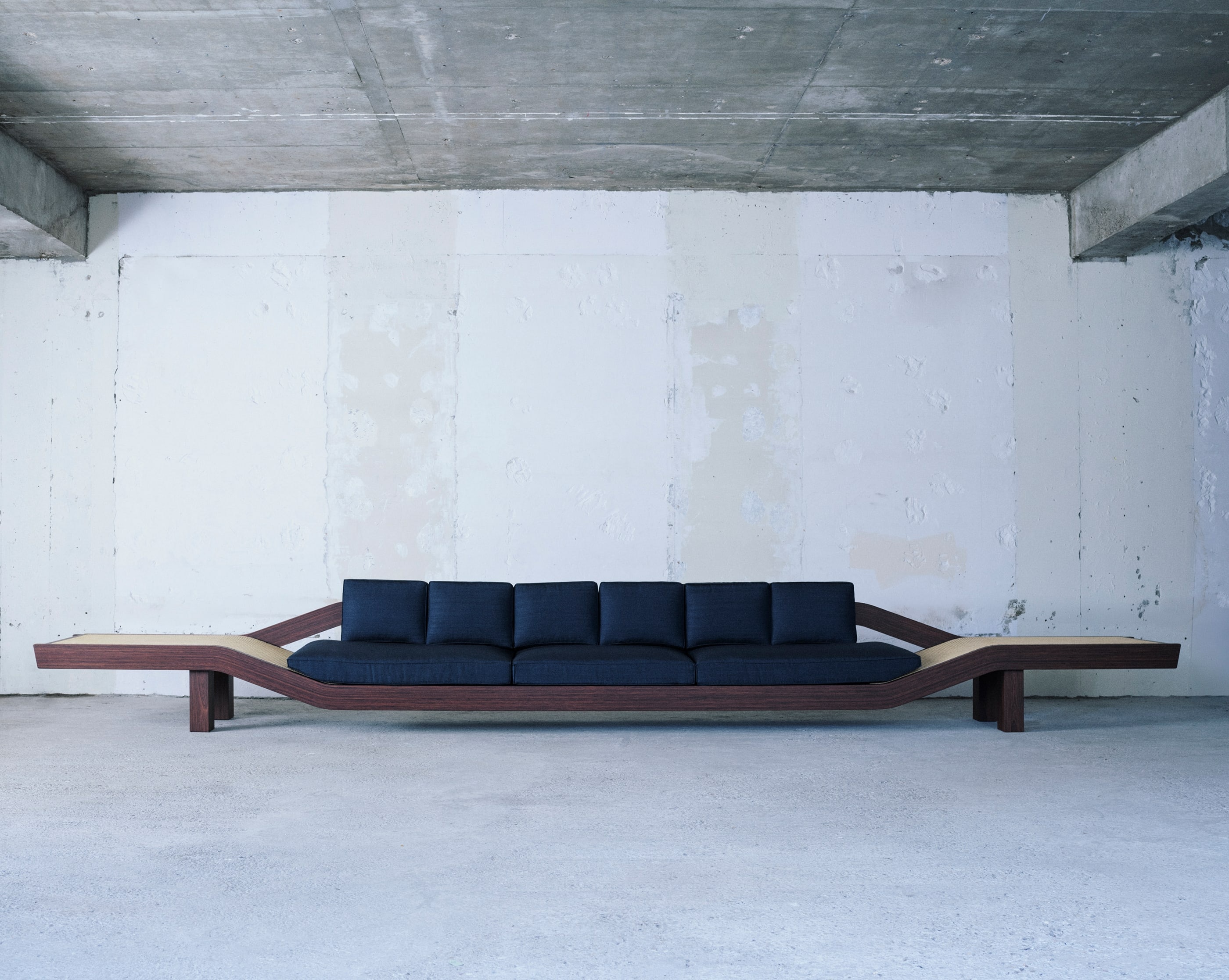 생 로랑과 샬롯 페리앙의 파리 일본 대사관 관저의 소파