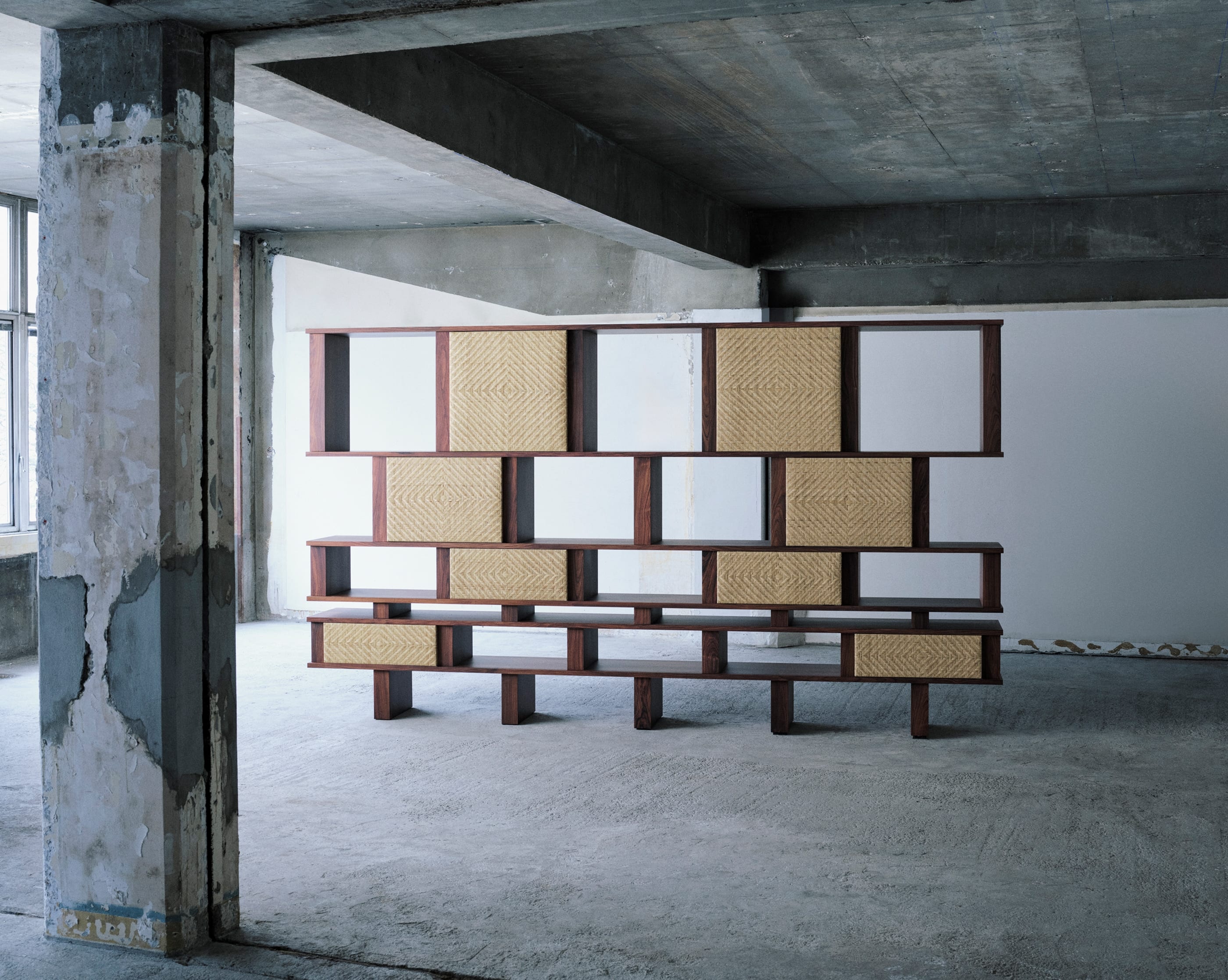 생 로랑과 샬롯 페리앙의 리우데자네이루 책장