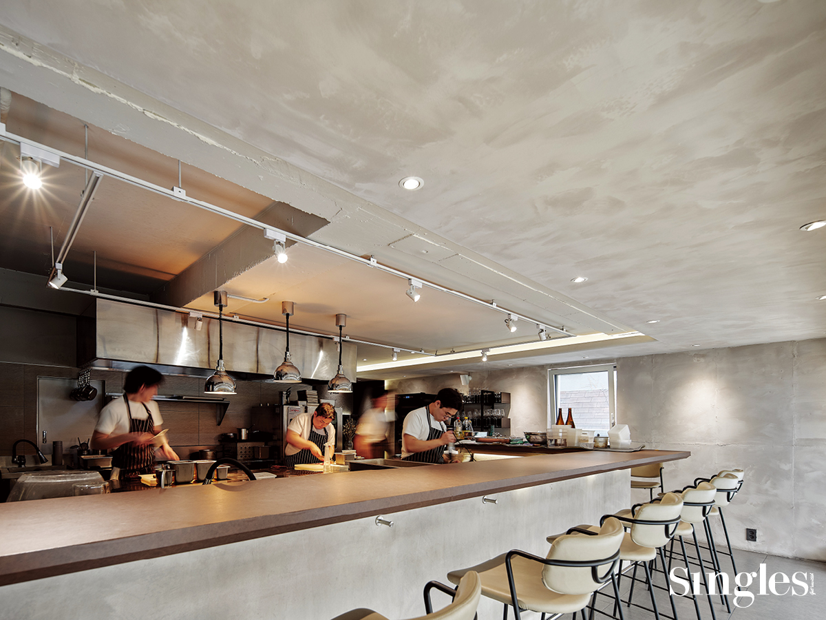 이스트, 조영동