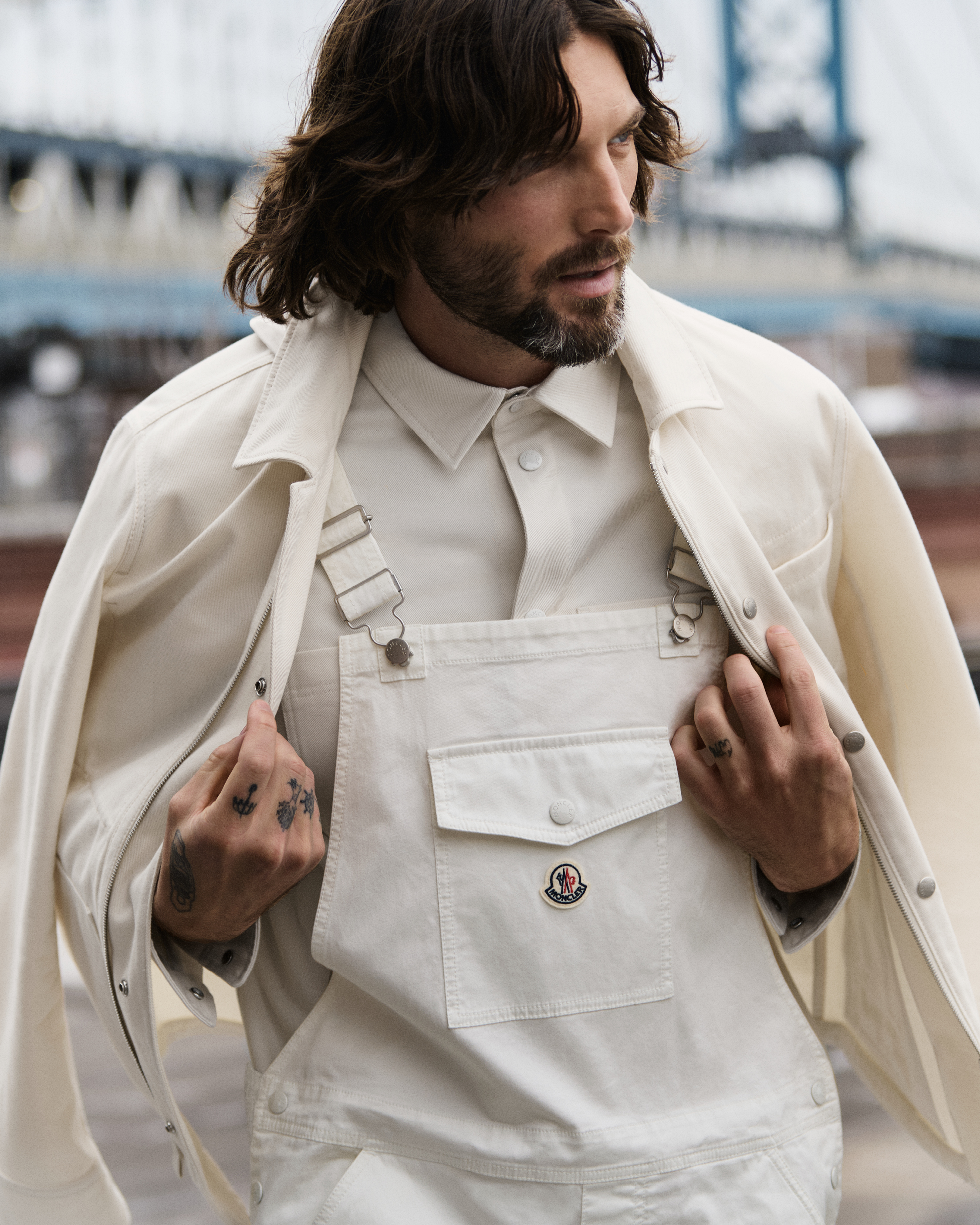 몽클레르가 와일드한 워크웨어와 아웃도어에서 영감을 받은 2025 여름 컬렉션을 공개했다.