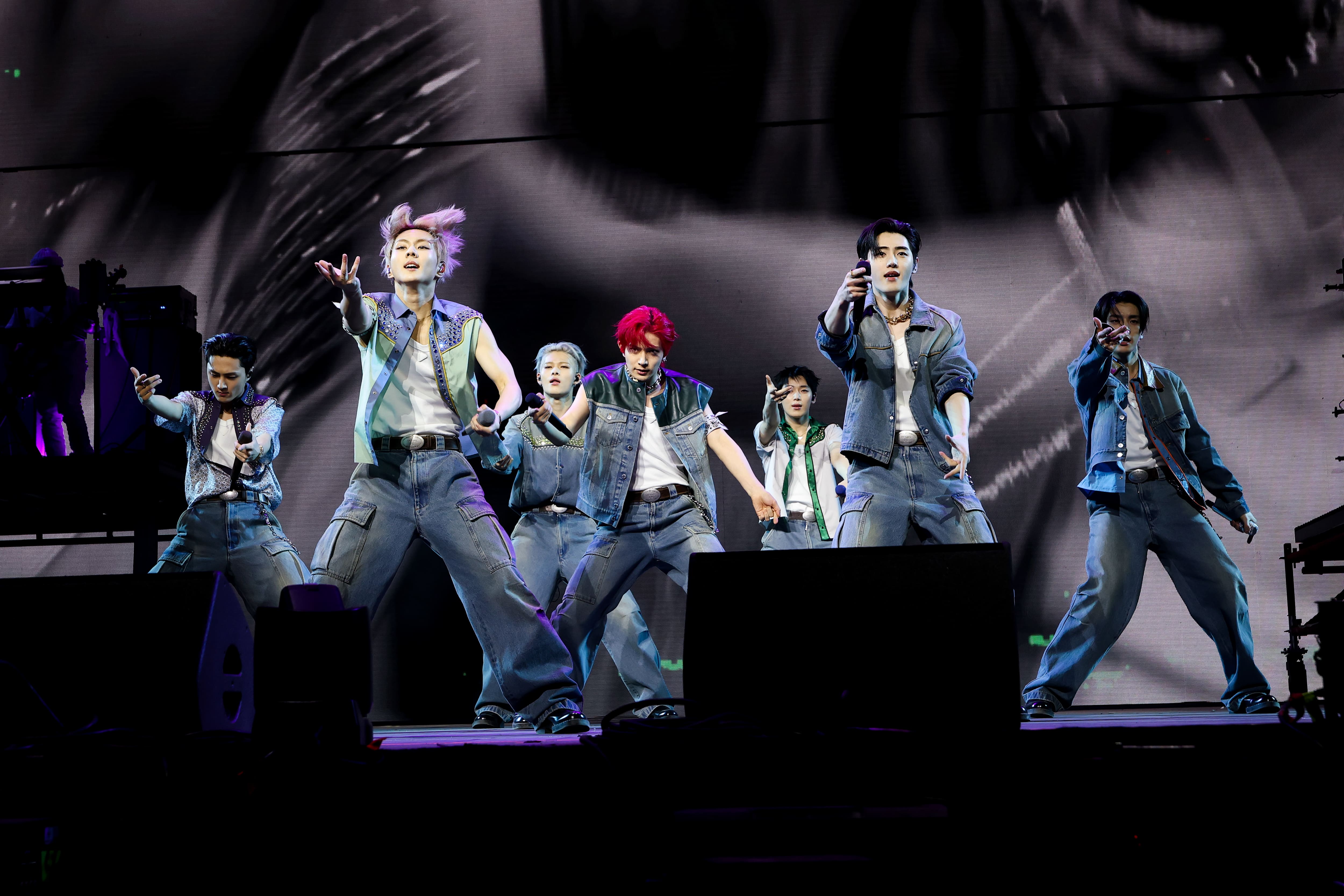 프라다의 커스텀 의상을 입고, 2025년 코첼라 밸리 뮤직 앤드 아츠 페스티벌의 첫 무대를 장식한 엔하이픈(ENHYPEN).