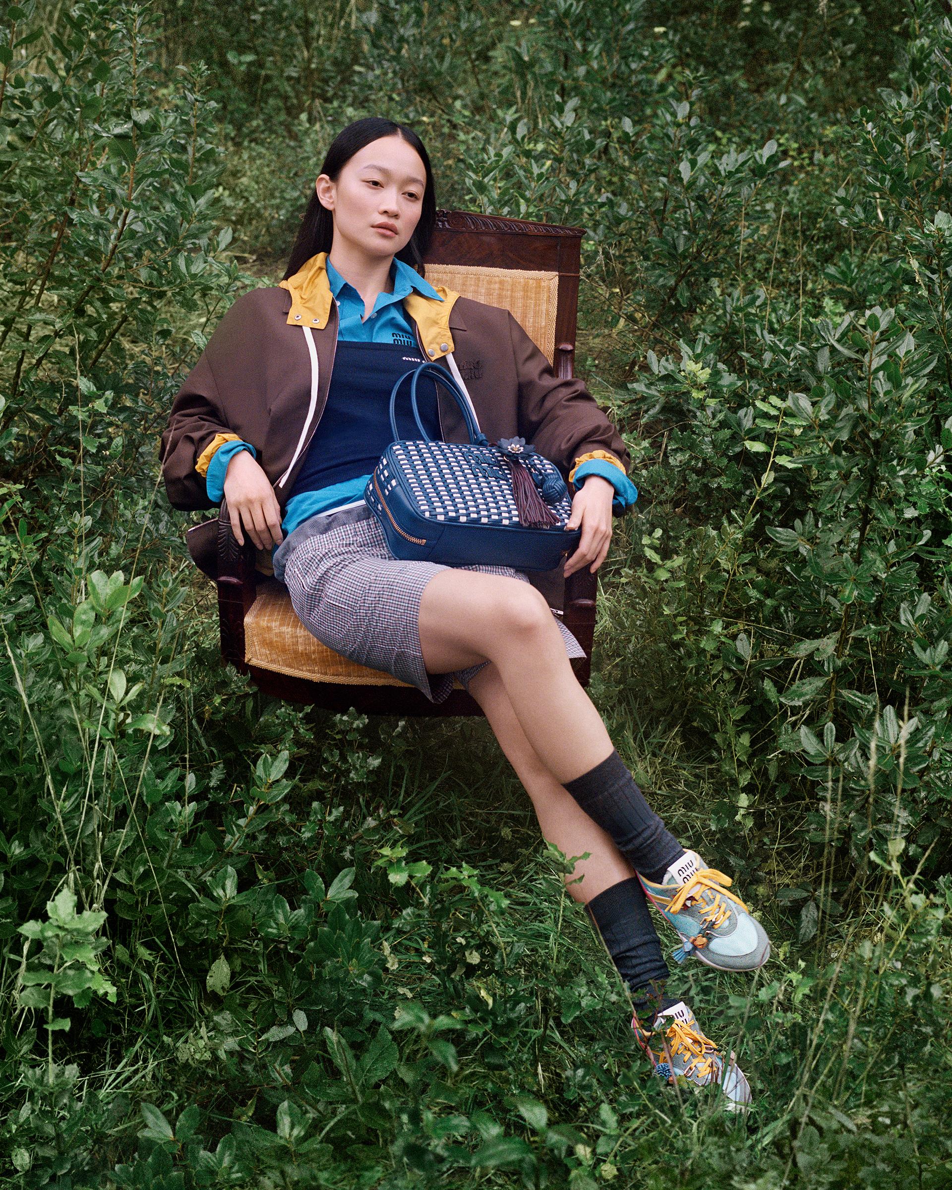 미우미우(Miu Miu)가 2025 S/S 레떼(L'Ete) 컬렉션 캠페인을 통해 자연의 평온함과 생동감을 조명했다. 