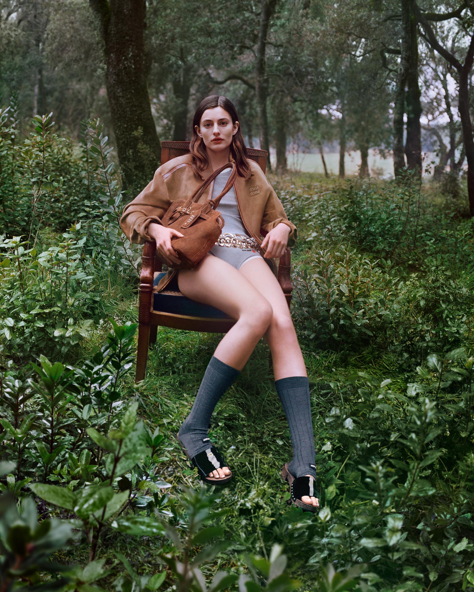 미우미우(Miu Miu)가 2025 S/S 레떼(L'Ete) 컬렉션 캠페인을 통해 자연의 평온함과 생동감을 조명했다. 