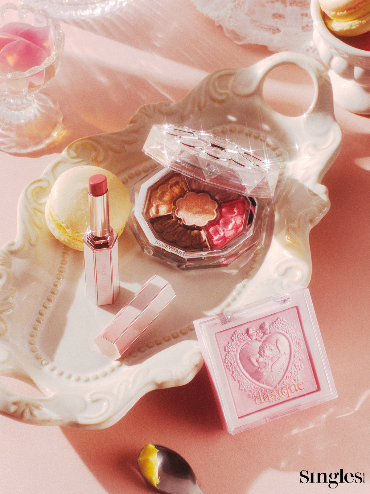 디어달리아 립 얼루어 글로우 샤인 02 페이, 질스튜어트 뷰티 블룸 꾸뛰르 아이즈 쥬얼드 부케 12 가든 오브 조이, 데이지크 럭스 글로우 하이라이터 02 핑크 라이트