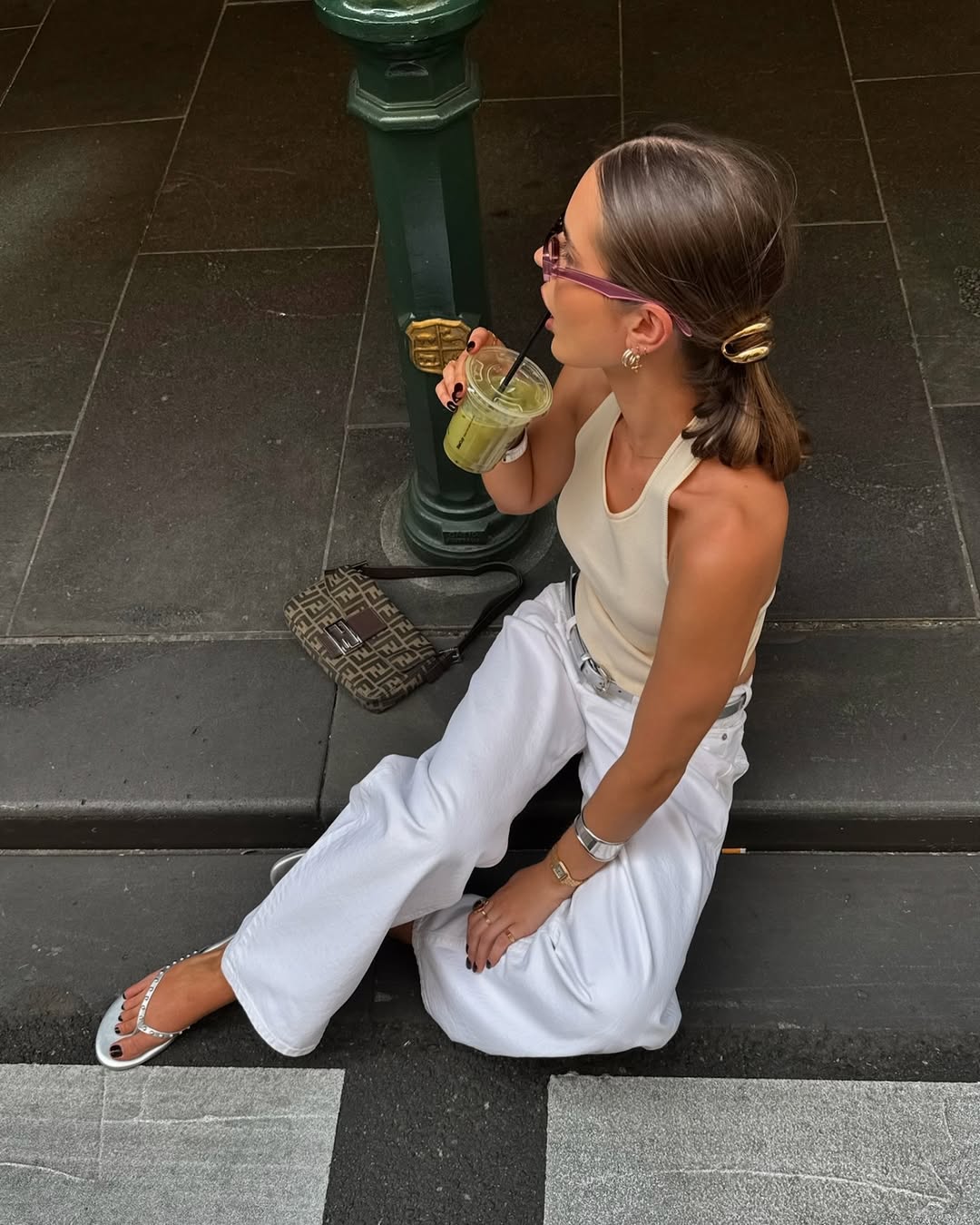 말차 음료를 든 미아 조토스