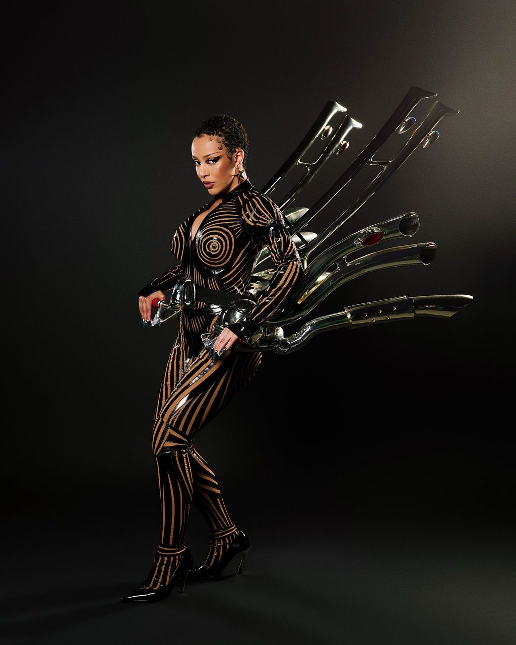 ‘Lose My Mind’ 뮤직비디오에서 도자 캣은 뮈글러 아카이브 룩 네 가지를 선보이며 독보적인 비주얼을 완성했다. 