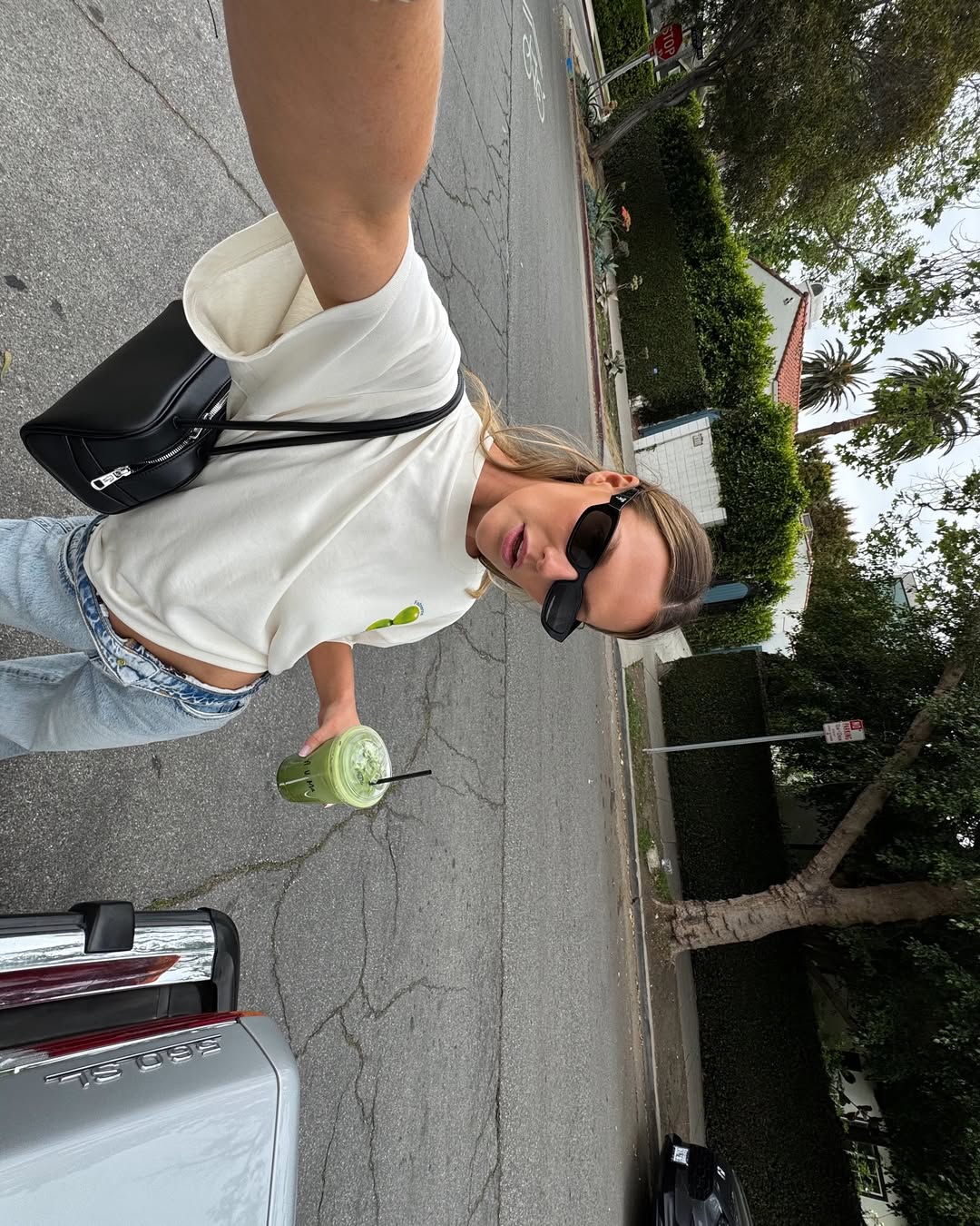 말차 음료를 든 타인 밴