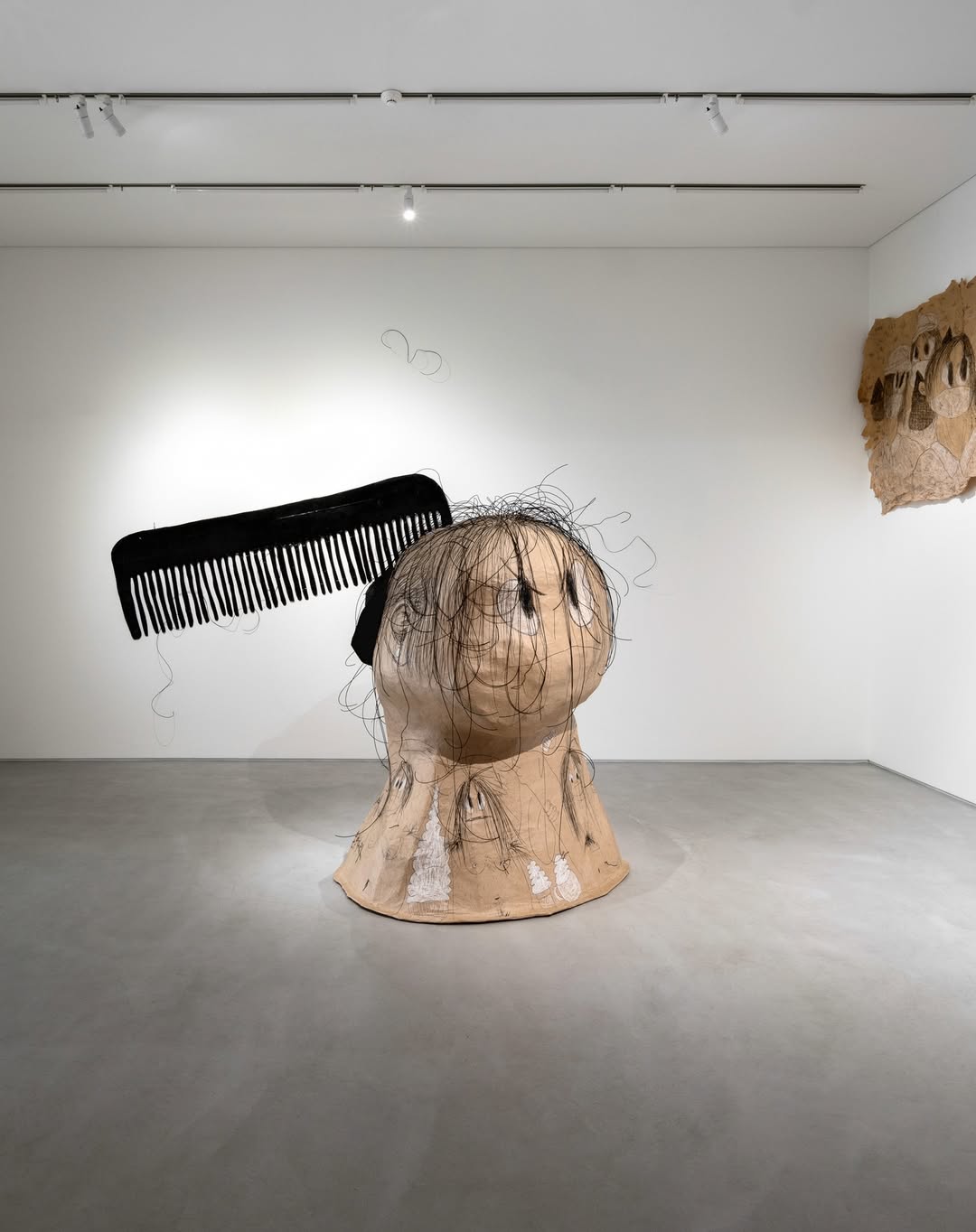 으웩 음식에서 머리카락 전시 이미지