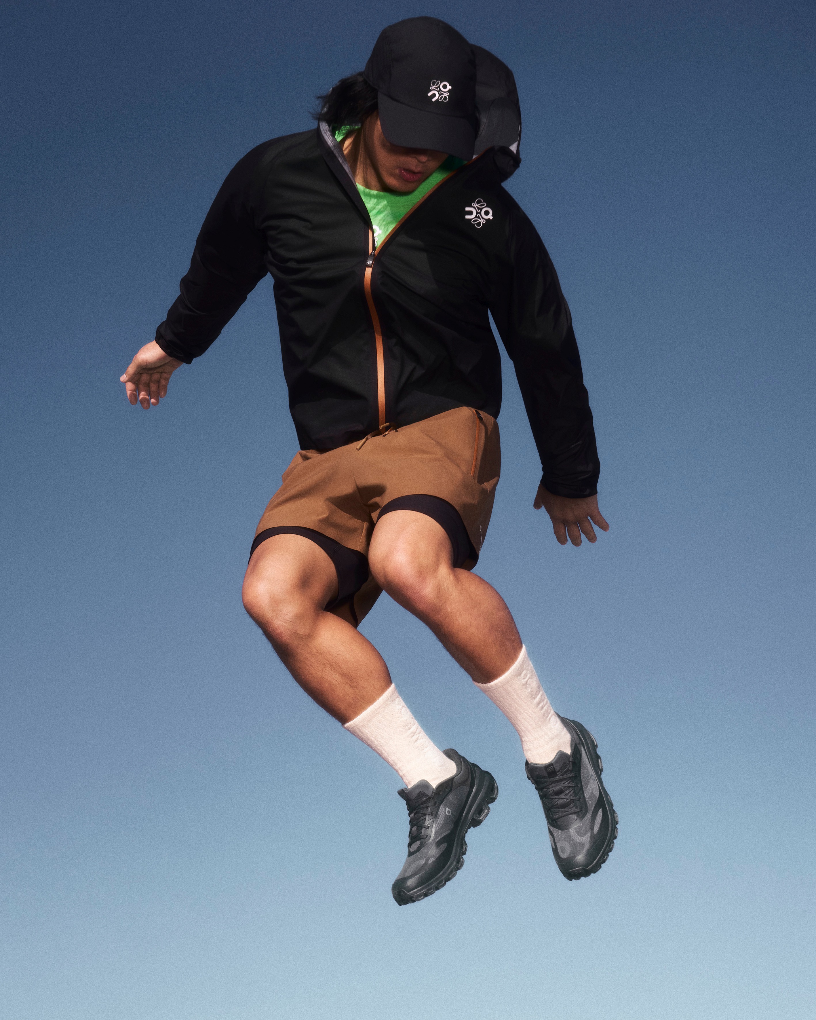 로에베와 스위스 스포츠 브랜드 온(On)이 2025 F/W 시즌을 맞아 새로운 협업 컬렉션을 선보인다.