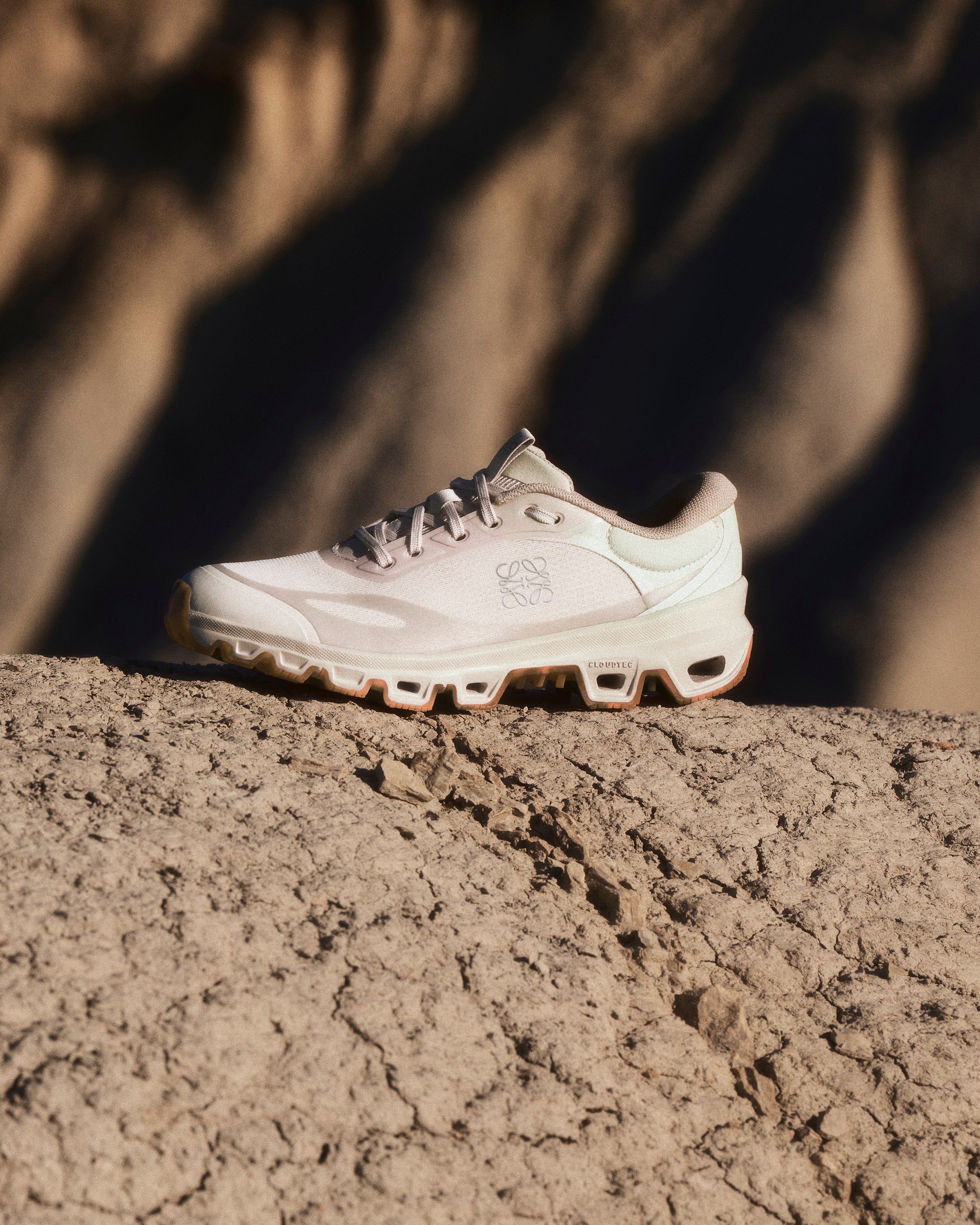 로에베와 스위스 스포츠 브랜드 온(On)이 2025 F/W 시즌을 맞아 새로운 협업 컬렉션을 선보인다.