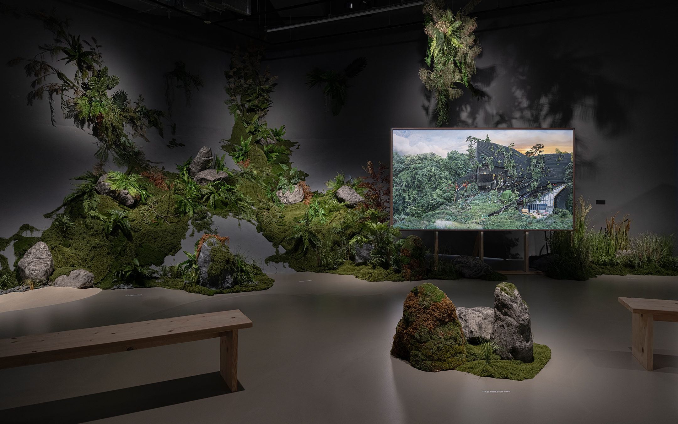 서울시립 사진미술관의 개관특별전 '완성되지 않은 건축, 지어지는 중인 자연'