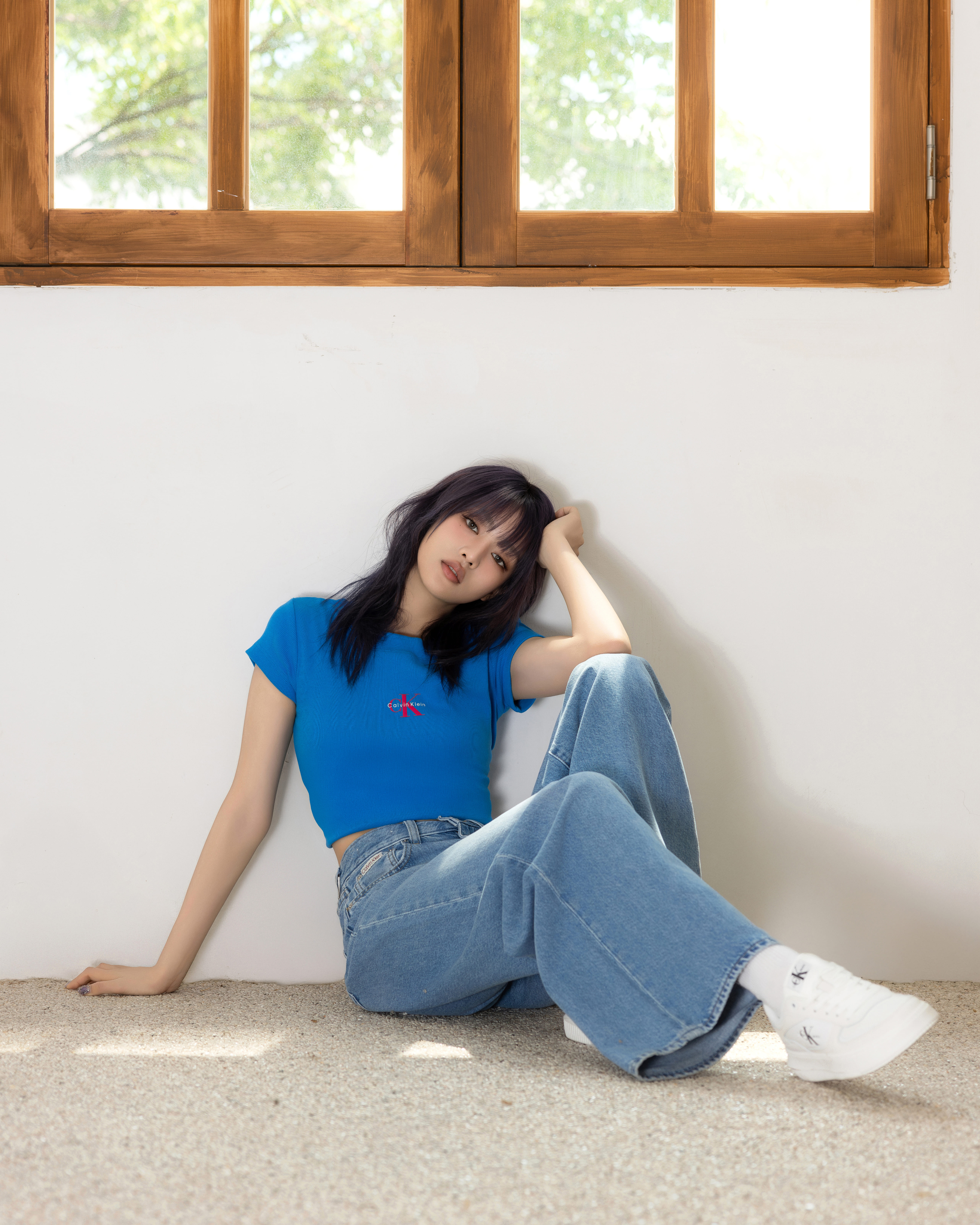 캘빈클라인이 아이들 민니와 함께한 2025 여름 데님 캠페인을 선보였다.