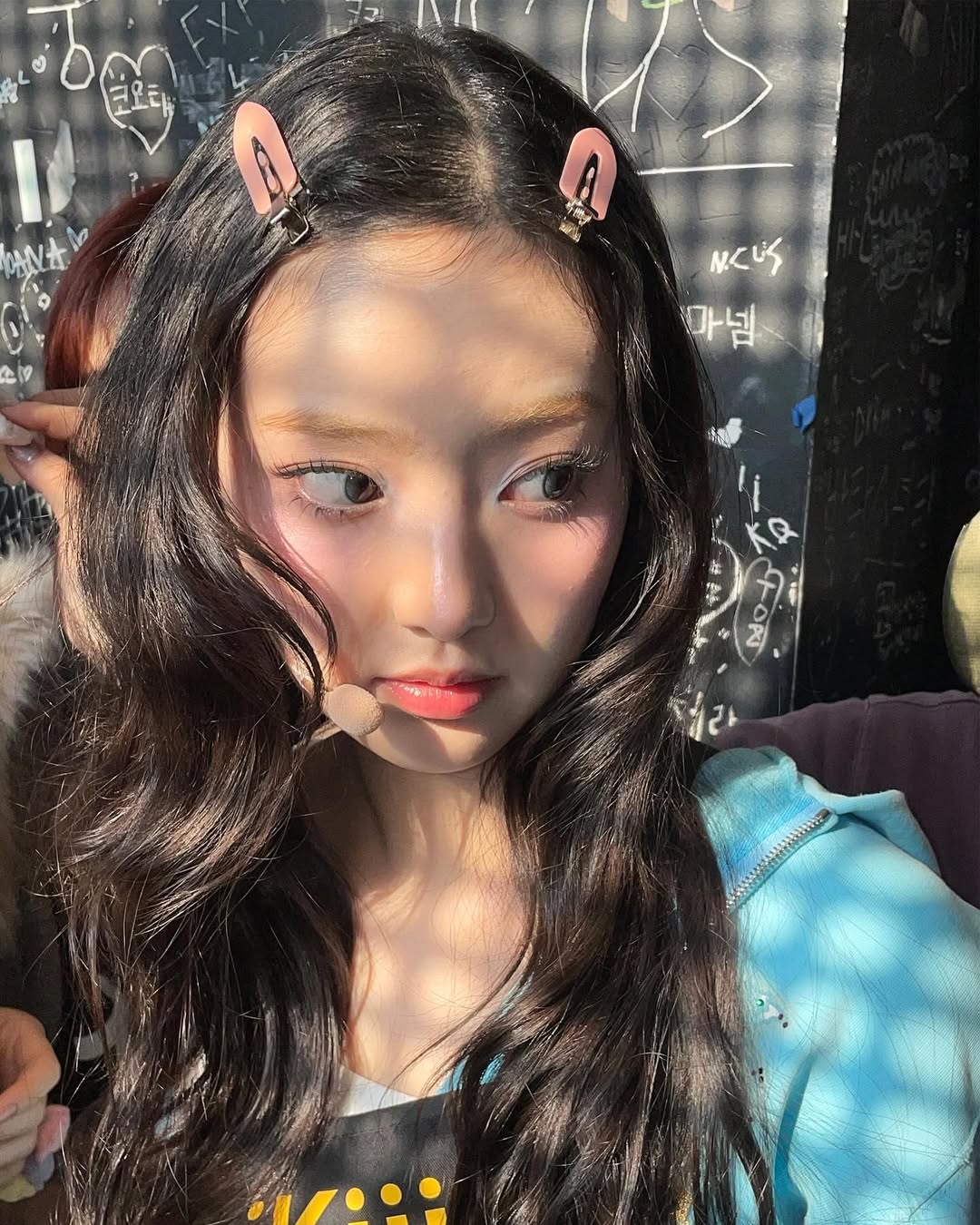 컬러 헤어핀을 착용한 키키