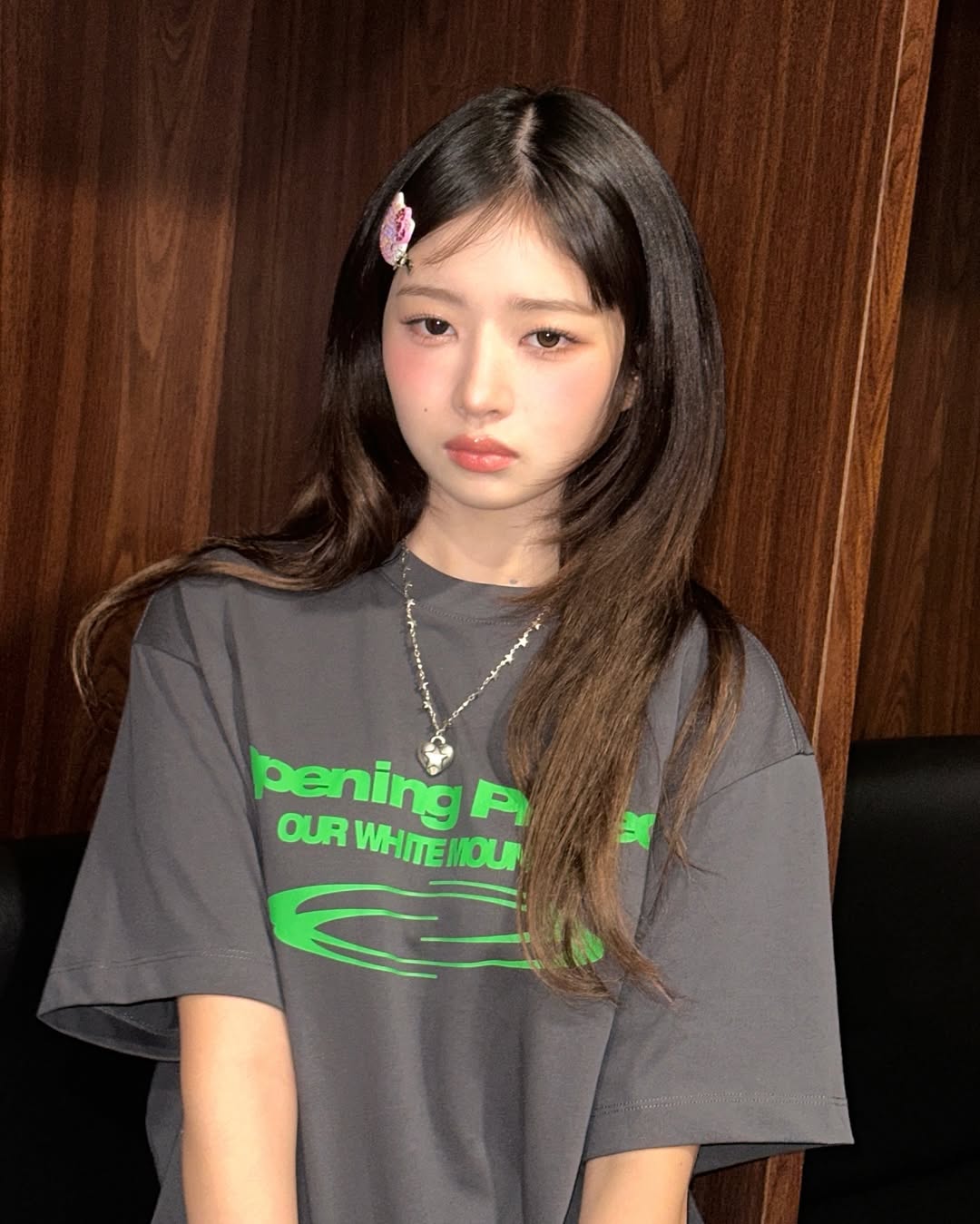 캐릭터 헤어핀을 착용한 아이브 레이 