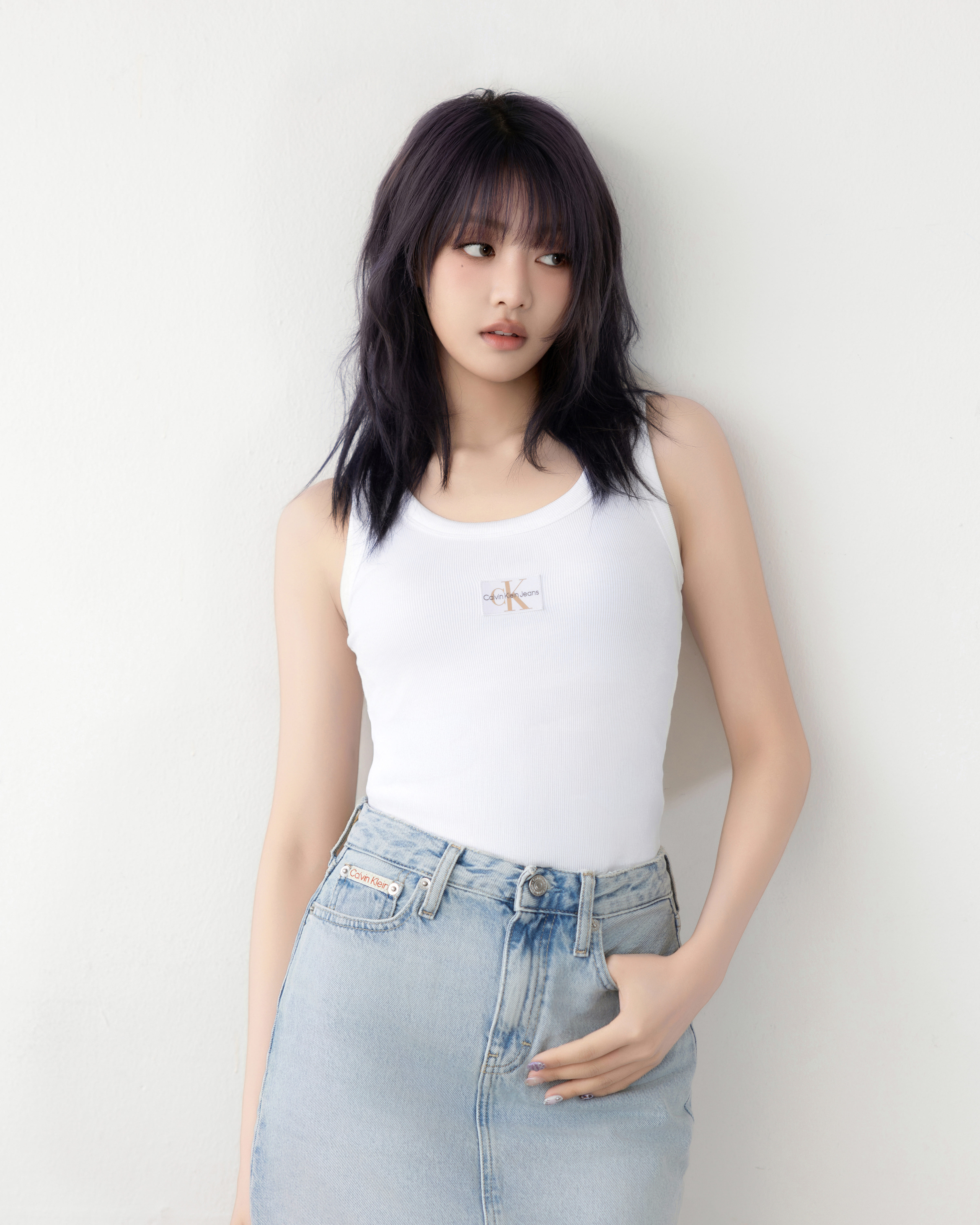 캘빈클라인이 아이들 민니와 함께한 2025 여름 데님 캠페인을 선보였다.