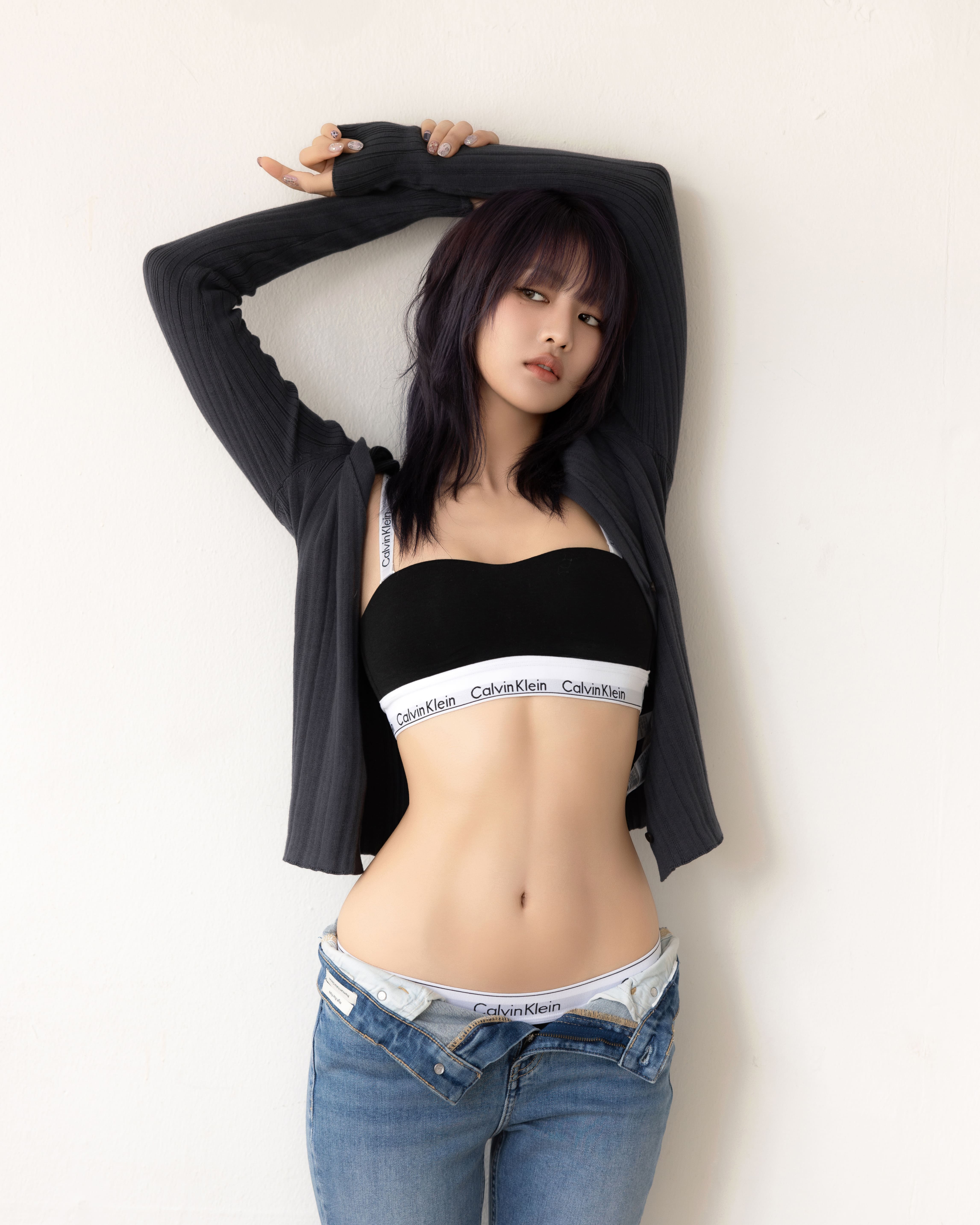 캘빈클라인이 아이들 민니와 함께한 2025 여름 데님 캠페인을 선보였다.