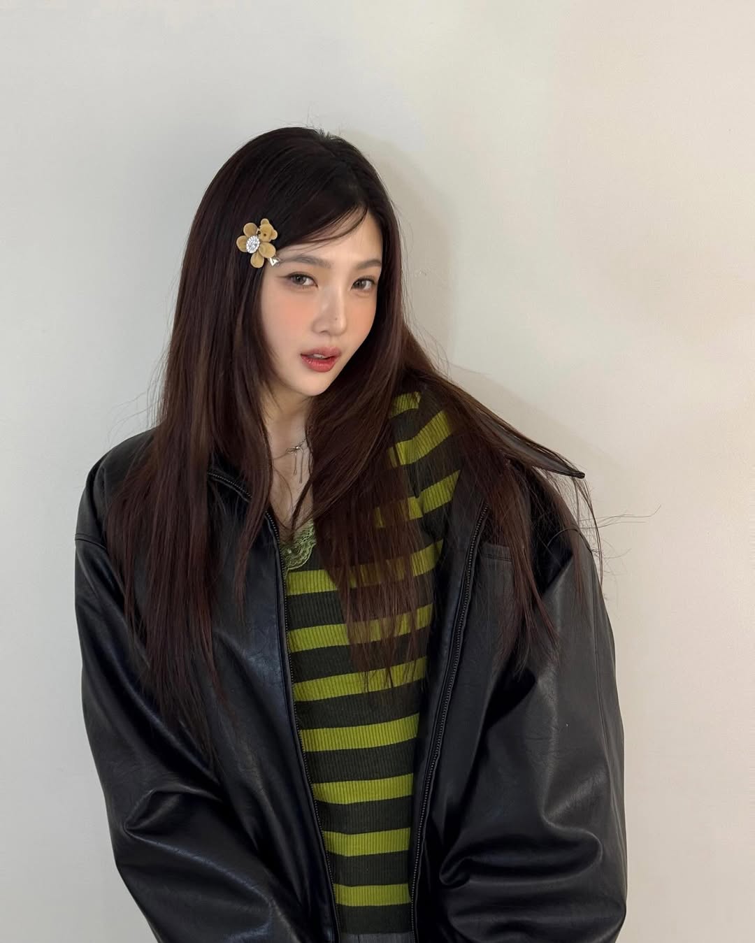 캐릭터 헤어핀을 착용한 레드벨벳 조이