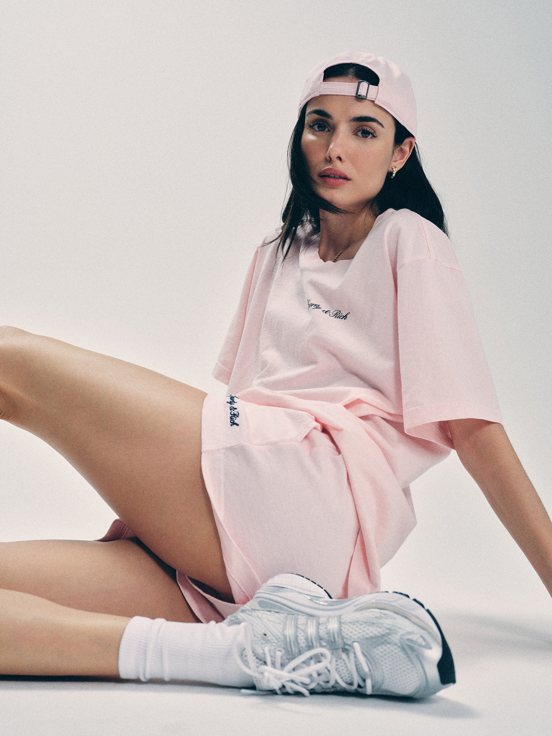 스포티앤리치(Sporty & Rich)가 2025년 여름 시즌을 맞아 브랜드의 정체성을 담은 ‘코어(Core) 드롭’을 선보인다. 