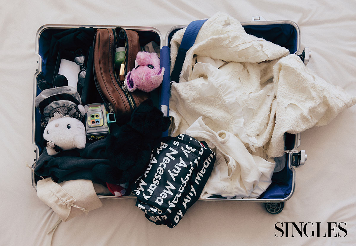 세계 각국을 돌아 다니며 모은 헬로키티 인형, 토이 카메라가 담긴 캐리어.