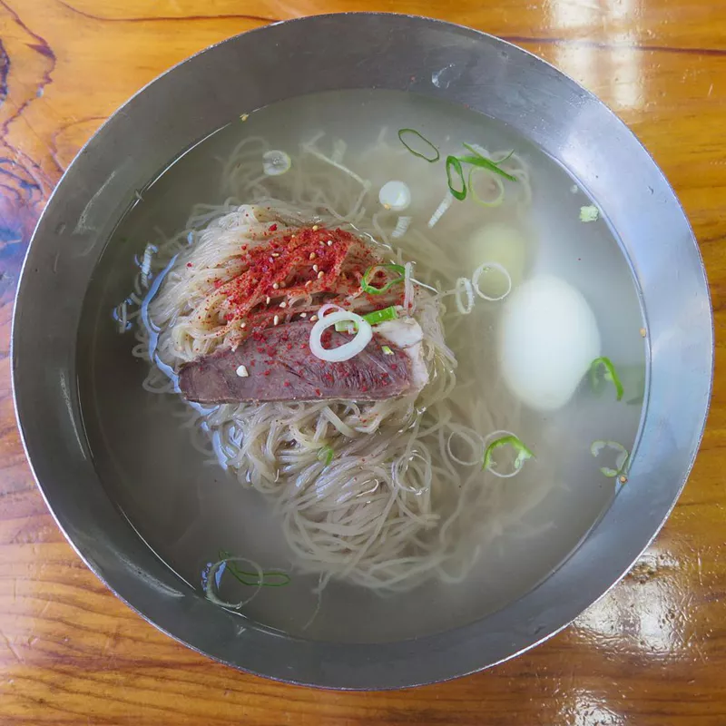 미쉐린 가이드 서울 2025에 선정된 평양냉면 맛집을 엄선했다.