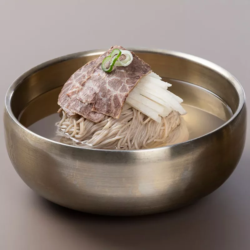 미쉐린 가이드 서울 2025에 선정된 평양냉면 맛집을 엄선했다.