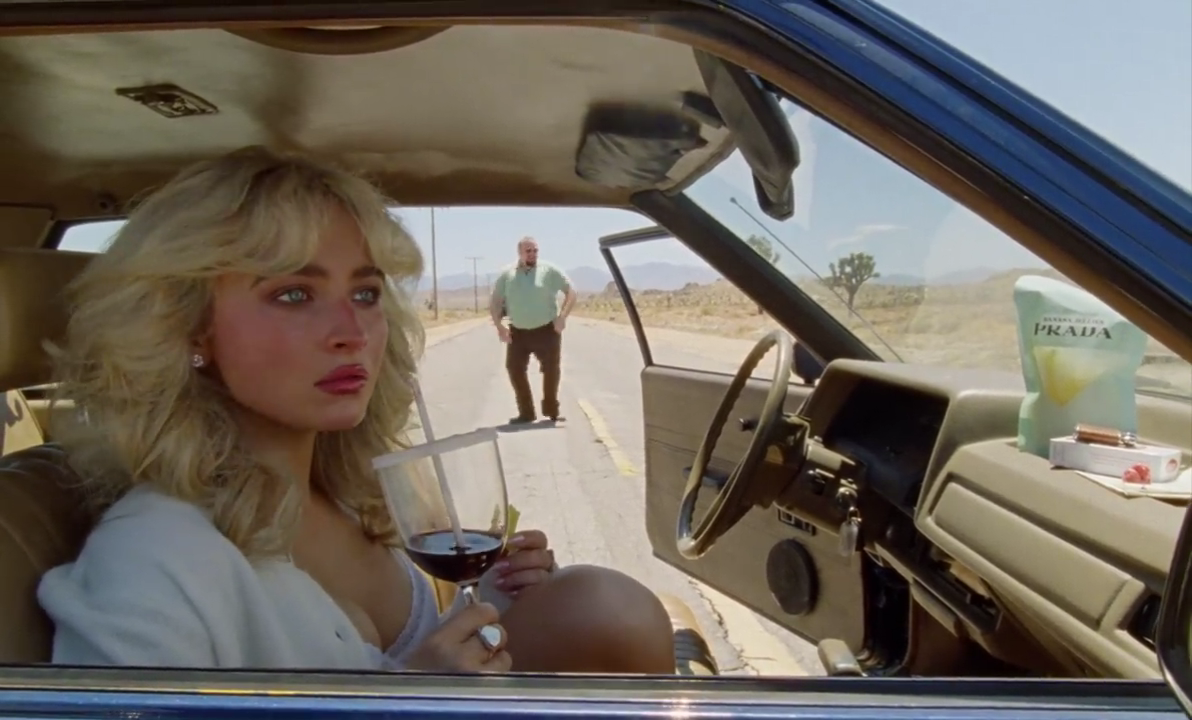 사브리나 카펜터의 신곡 ‘Manchild’ 뮤직비디오 속에서 가장 먼저 발견된 프라다 뷰티의 바나나 젤리