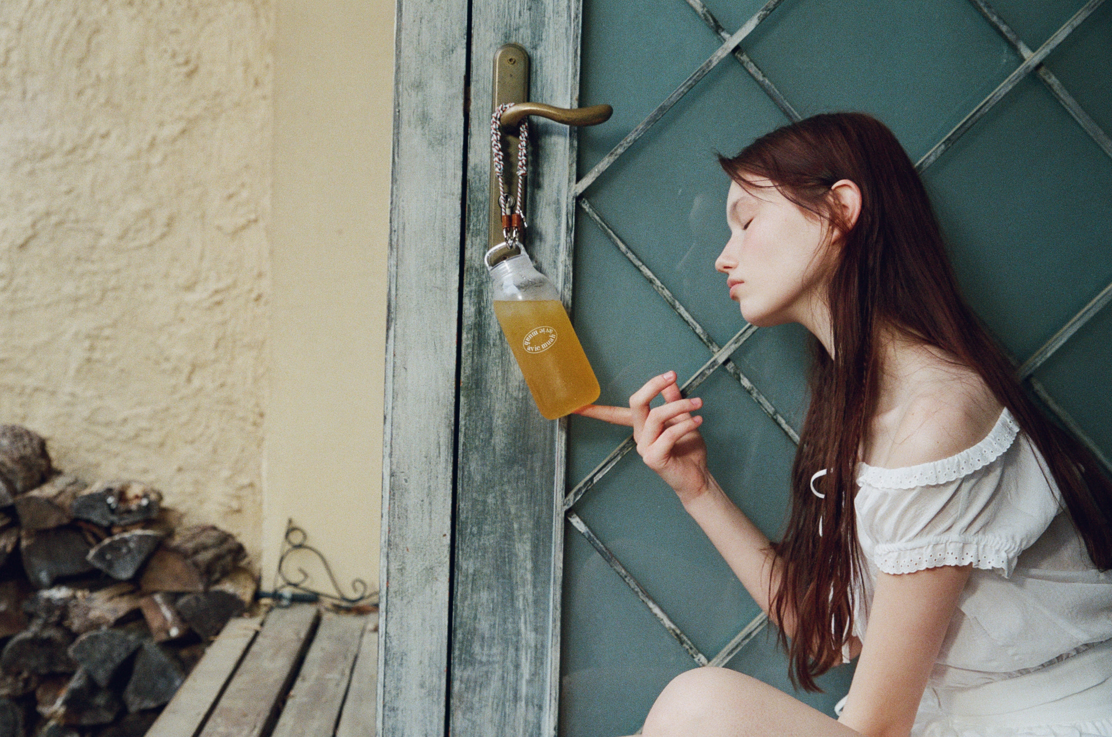 아비에무아가 실용성과 감성을 동시에 담은 2025 핫 서머 캡슐 컬렉션을 공개했다.