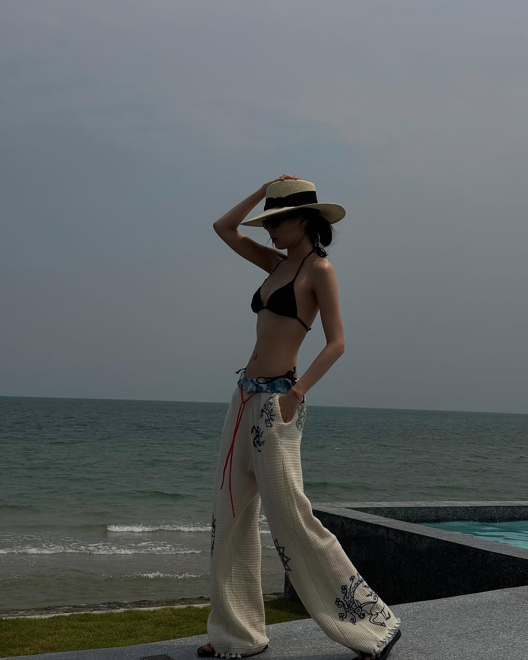 손나은의 보헤미안 무드 비키니 스타일링