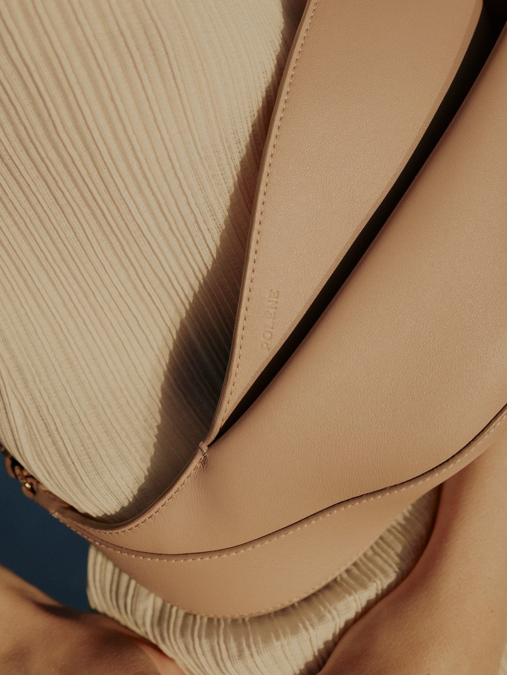 폴렌느가 여름 시즌을 맞아 새로운 디자인의 핸드백 ‘니유(Neyu)’를 출시한다.