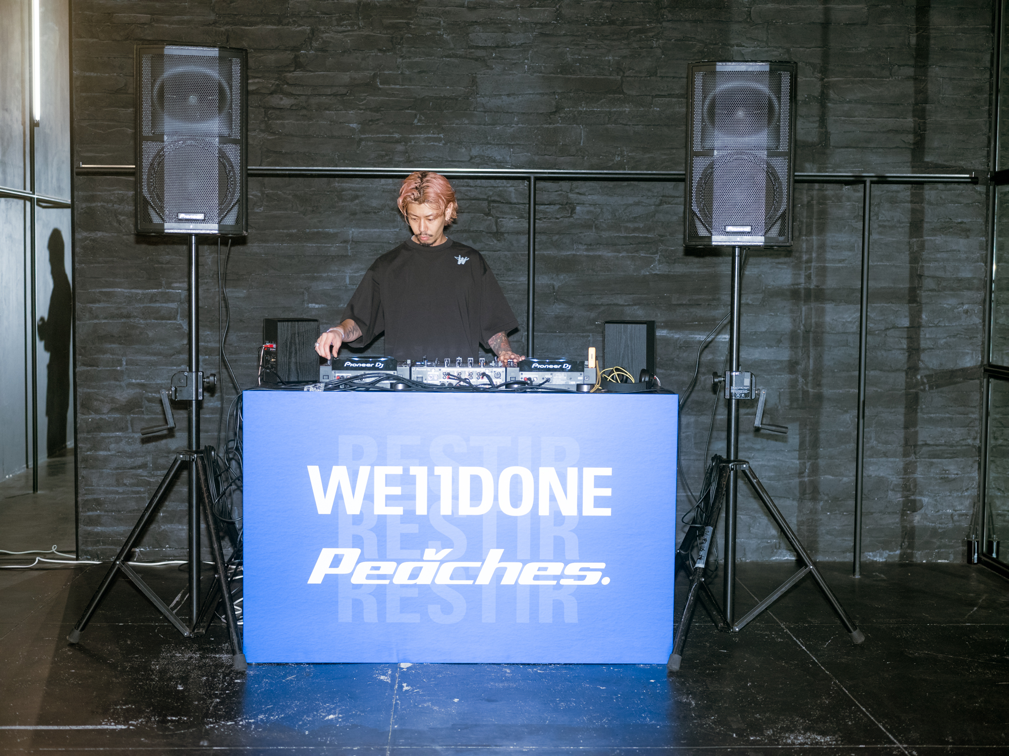 웰던(WE11DONE)과 스트리트 카 라이프스타일 브랜드 피치스(Peaches)가 두 번째 협업 컬렉션을 출시했다.