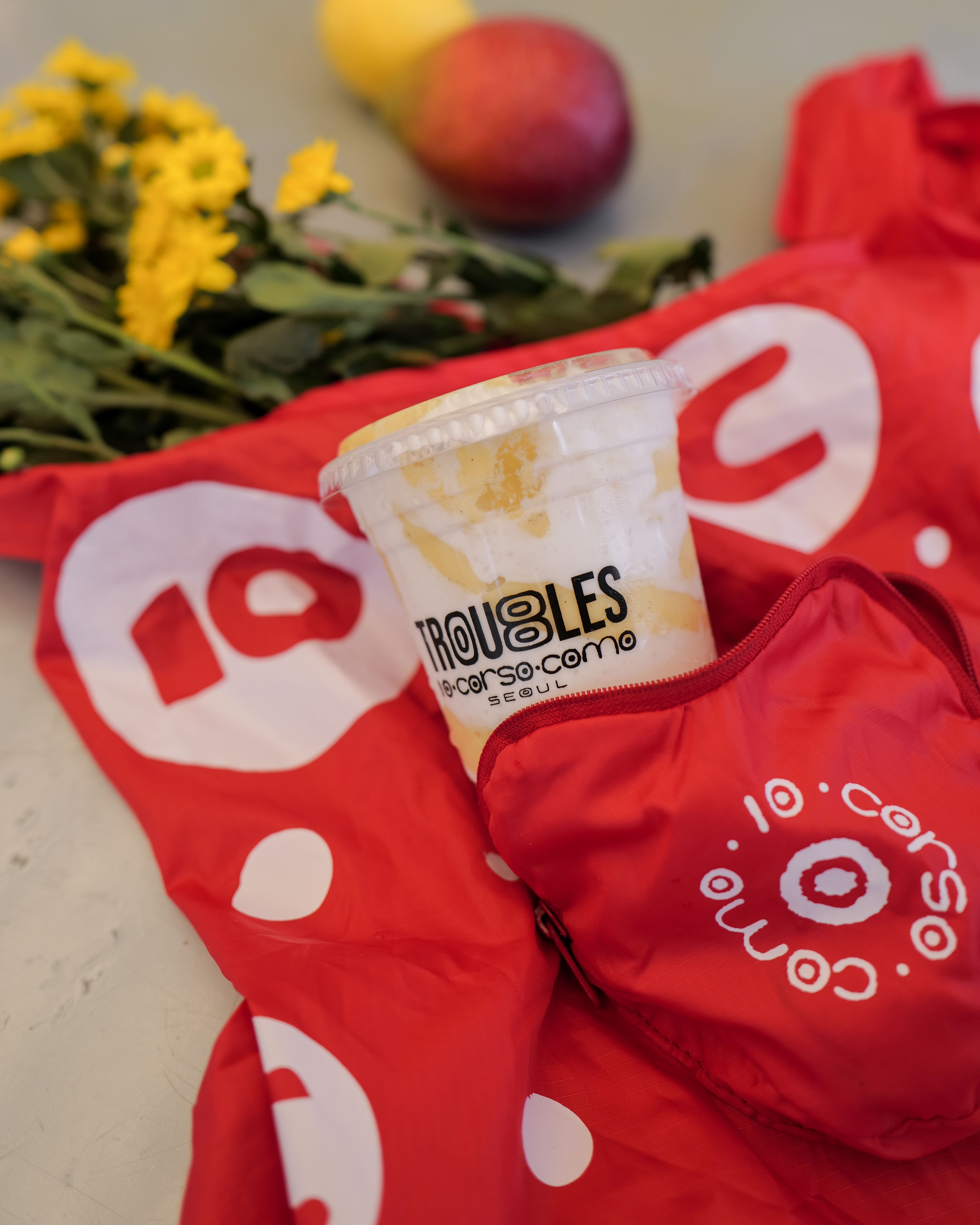 10 꼬르소 꼬모가 웰니스 브랜드 트러블스(TROU8LES)와 함께 서머 스무디 팝업을 오는 7월 27일까지 진행한다.