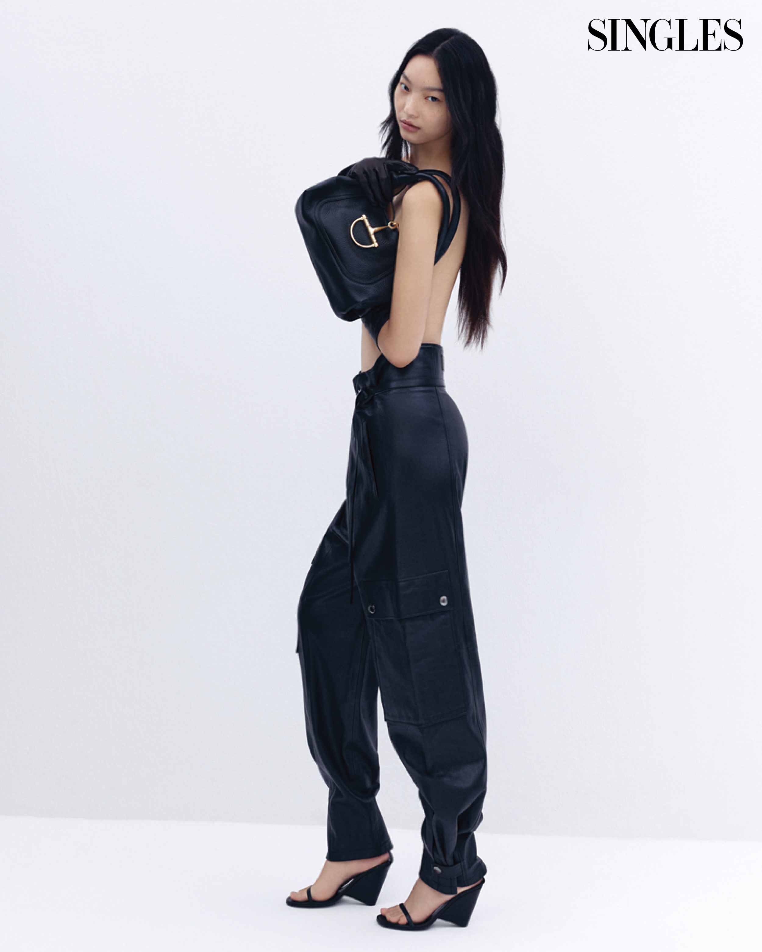 싱글즈 레더 화보, 2025 프리폴 컬렉션, 레더 자켓, 톰포드 하이힐, 로에베, 발렌티노, 디올, 루이비통 