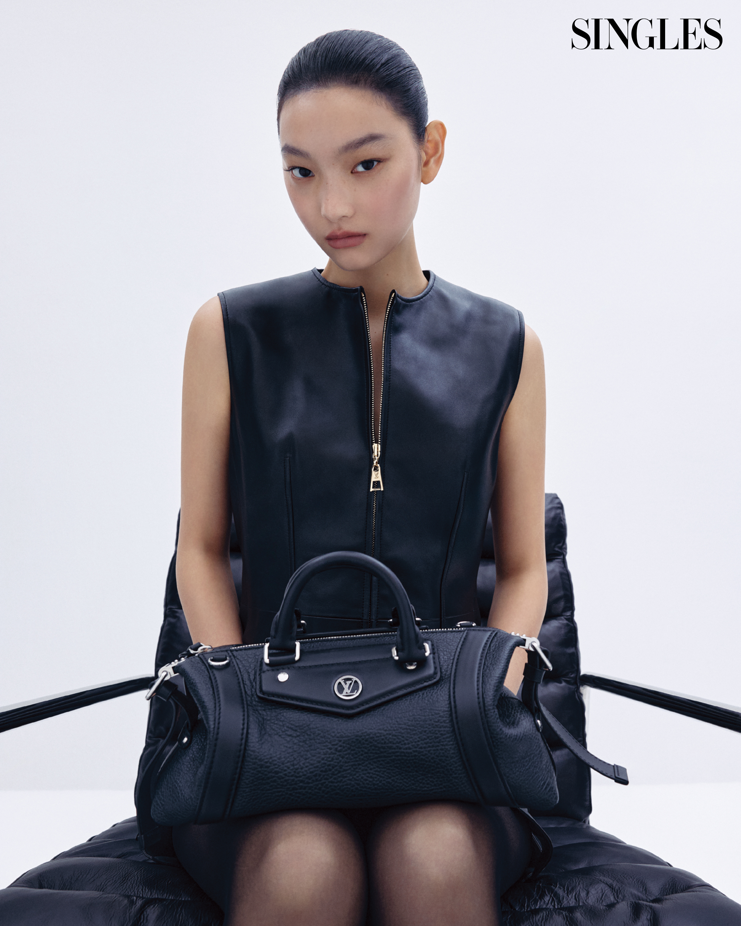 싱글즈 레더 화보, 2025 프리폴 컬렉션, 레더 자켓, 톰포드 하이힐, 로에베, 발렌티노, 디올, 루이비통 