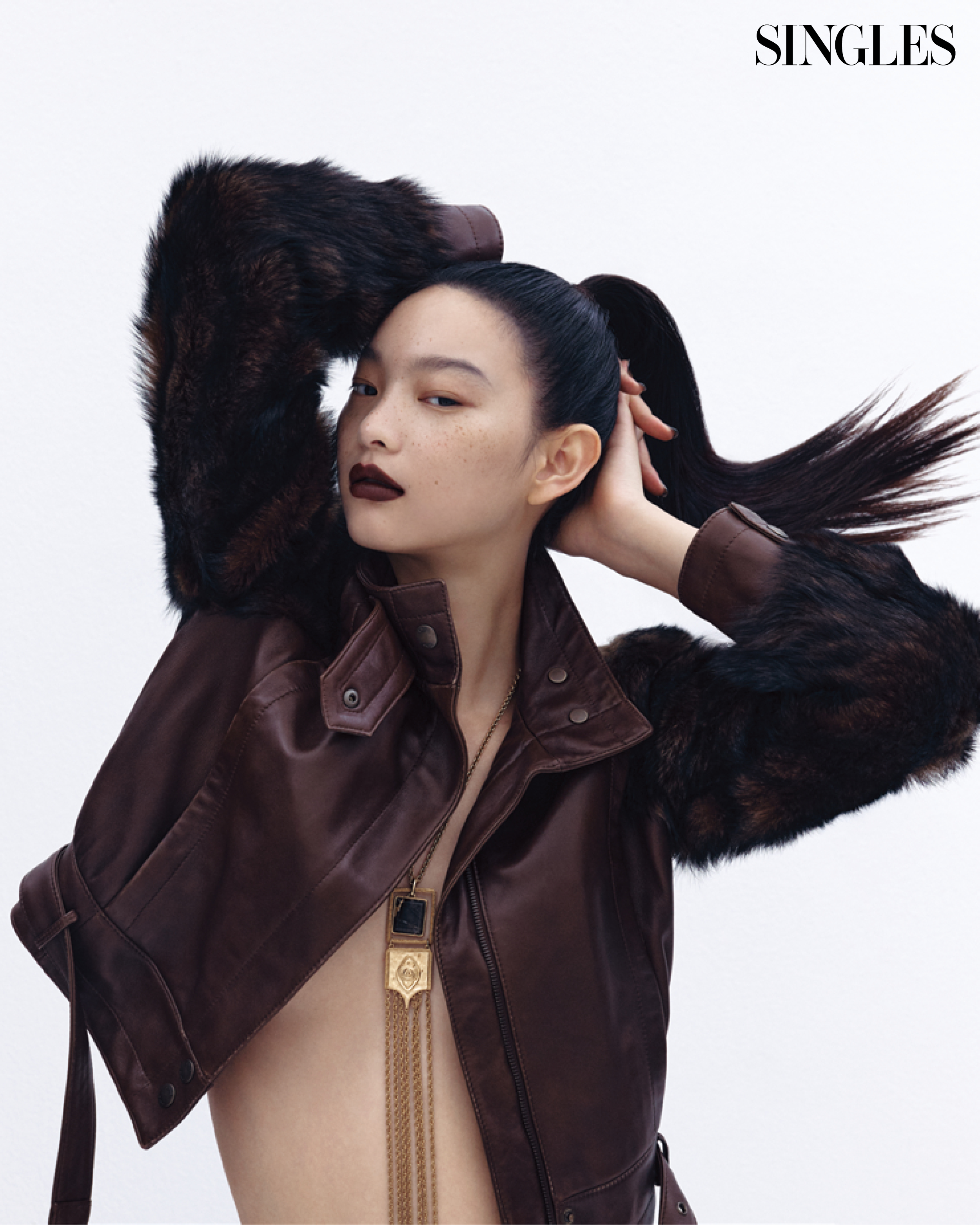 싱글즈 레더 화보, 2025 프리폴 컬렉션, 레더 자켓, 톰포드 하이힐, 로에베, 발렌티노, 디올, 루이비통 