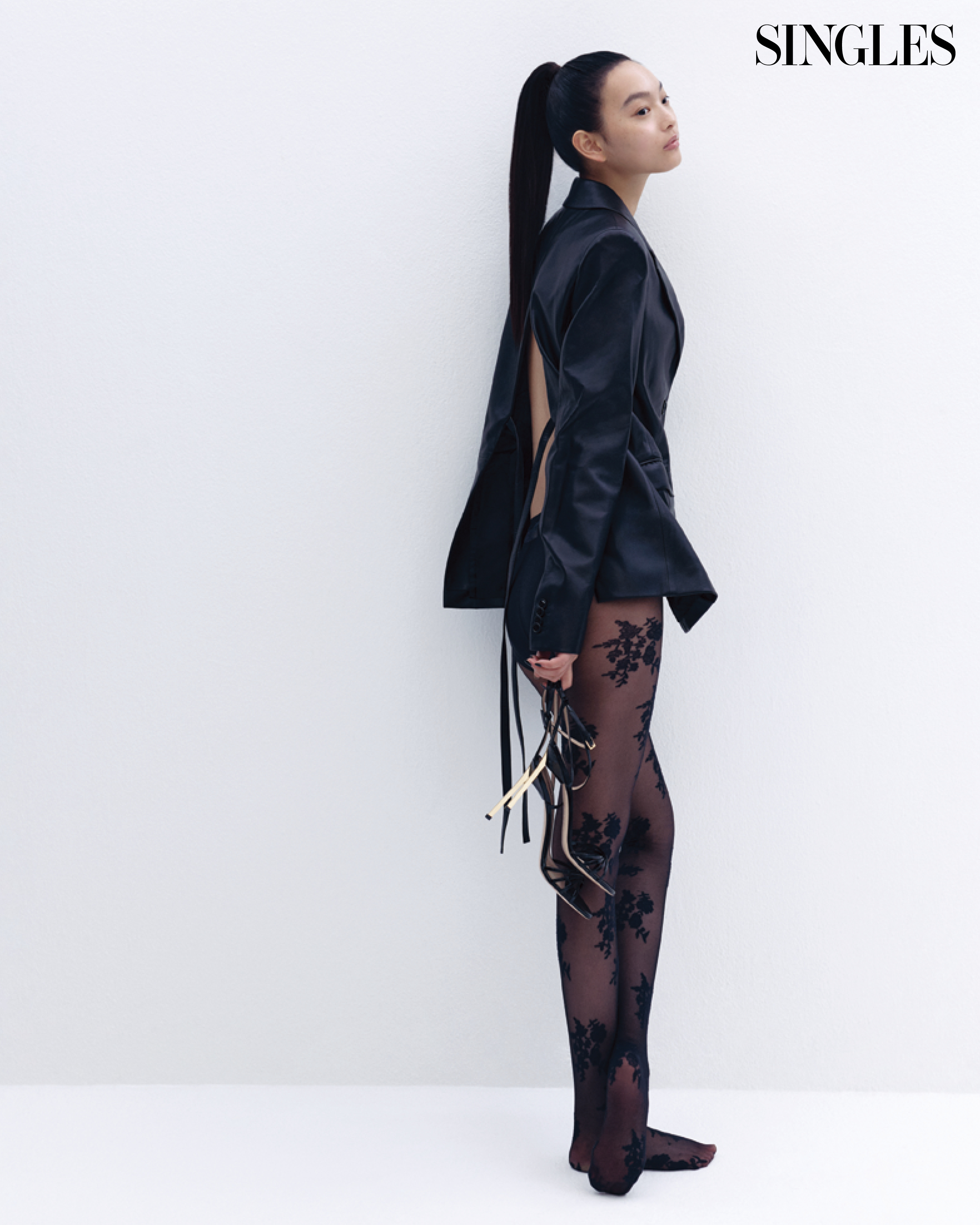 싱글즈 레더 화보, 2025 프리폴 컬렉션, 레더 자켓, 톰포드 하이힐, 로에베, 발렌티노, 디올