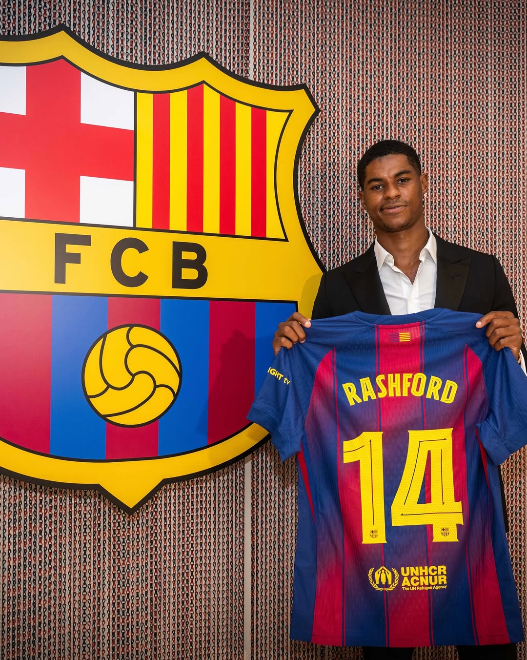 바르셀로나 14번 유니폼을 든 래시포드