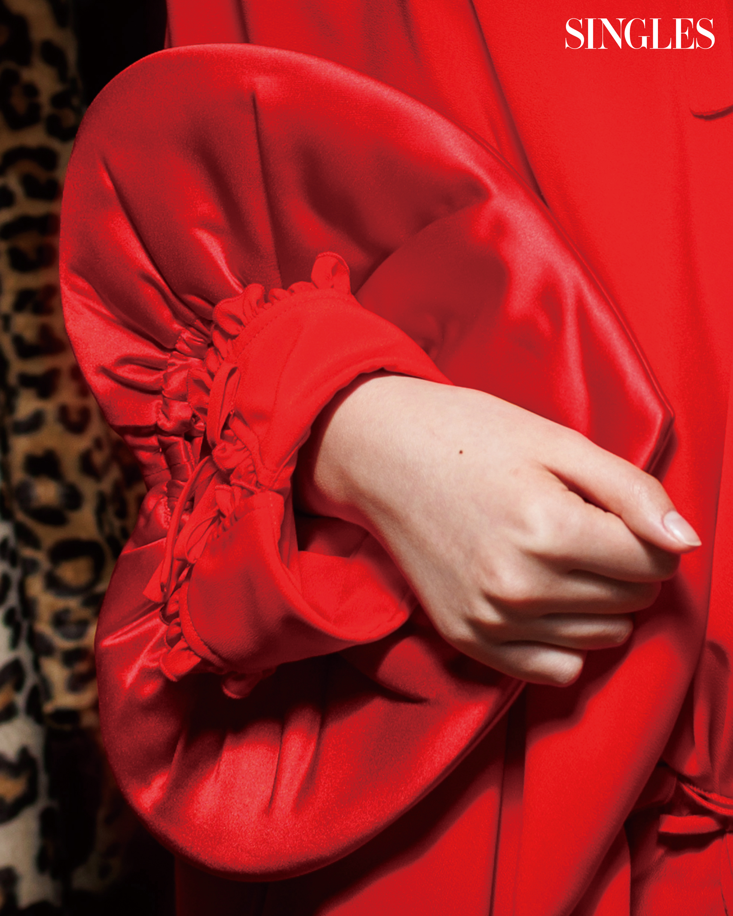 하트모양의 소매디자인의 의상 