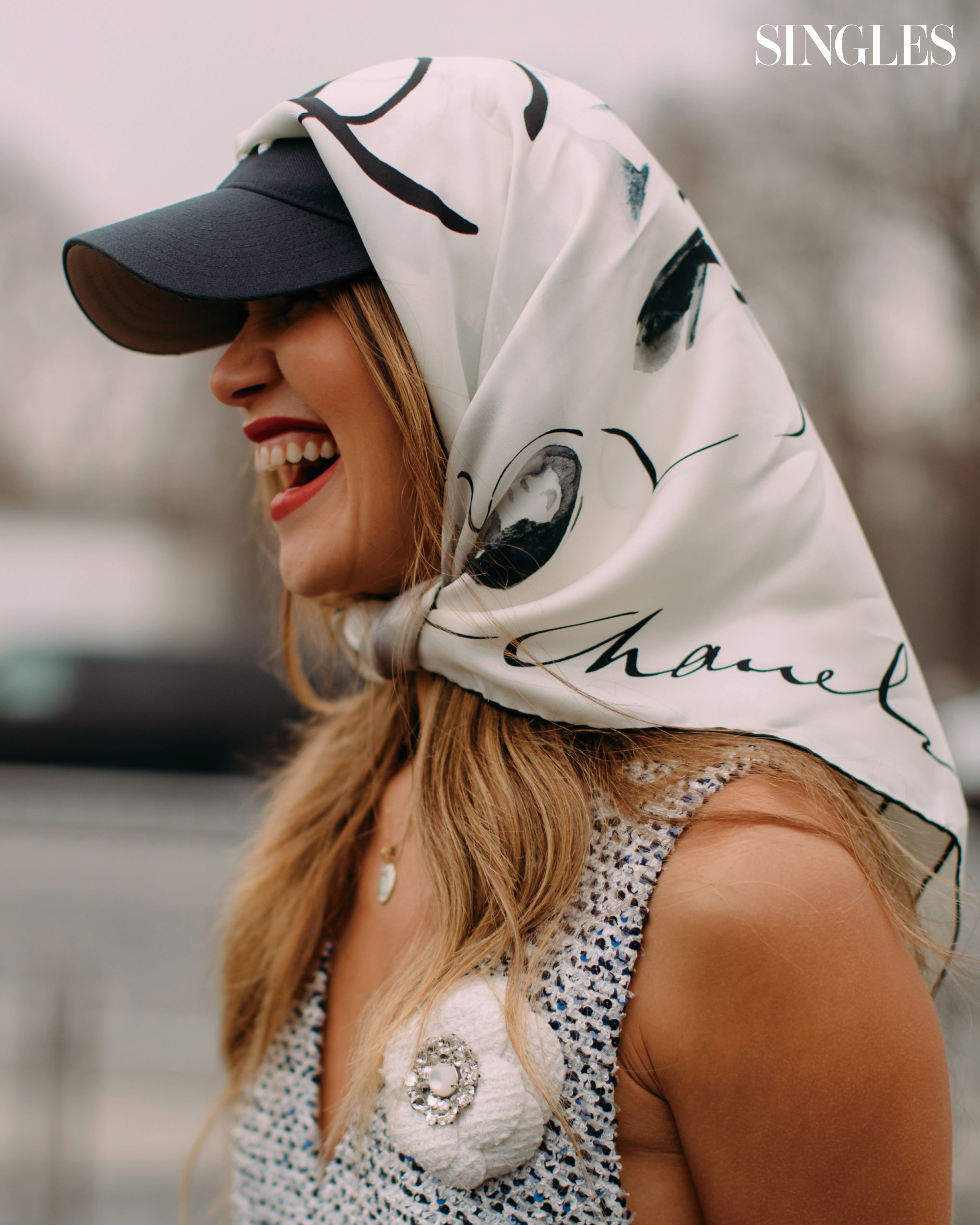 모자위에 스카프로 포인트를 준 사진 