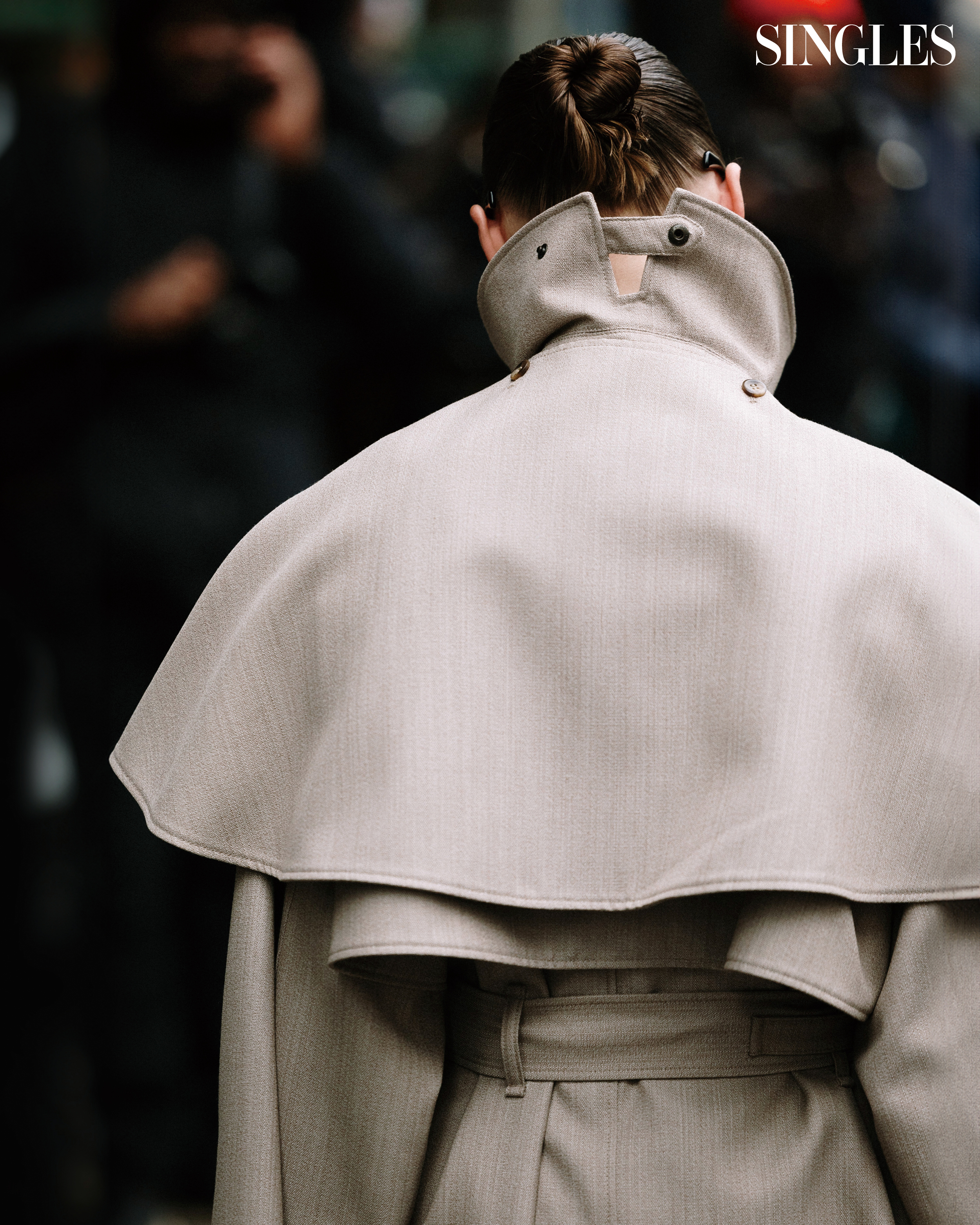 트렌치코트에 판초를 더한 뒷모습