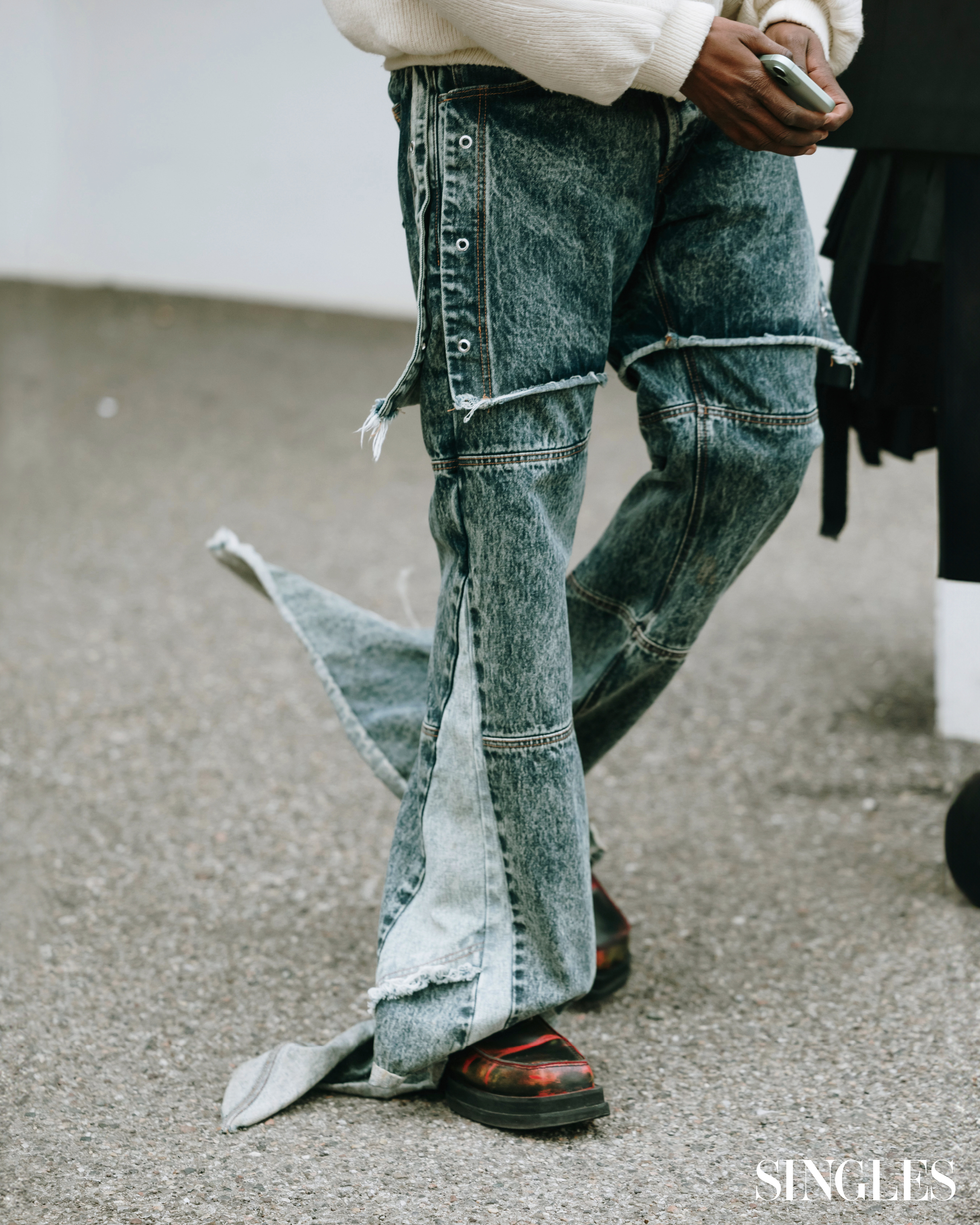 같은 소재를 덧댄 팬츠 