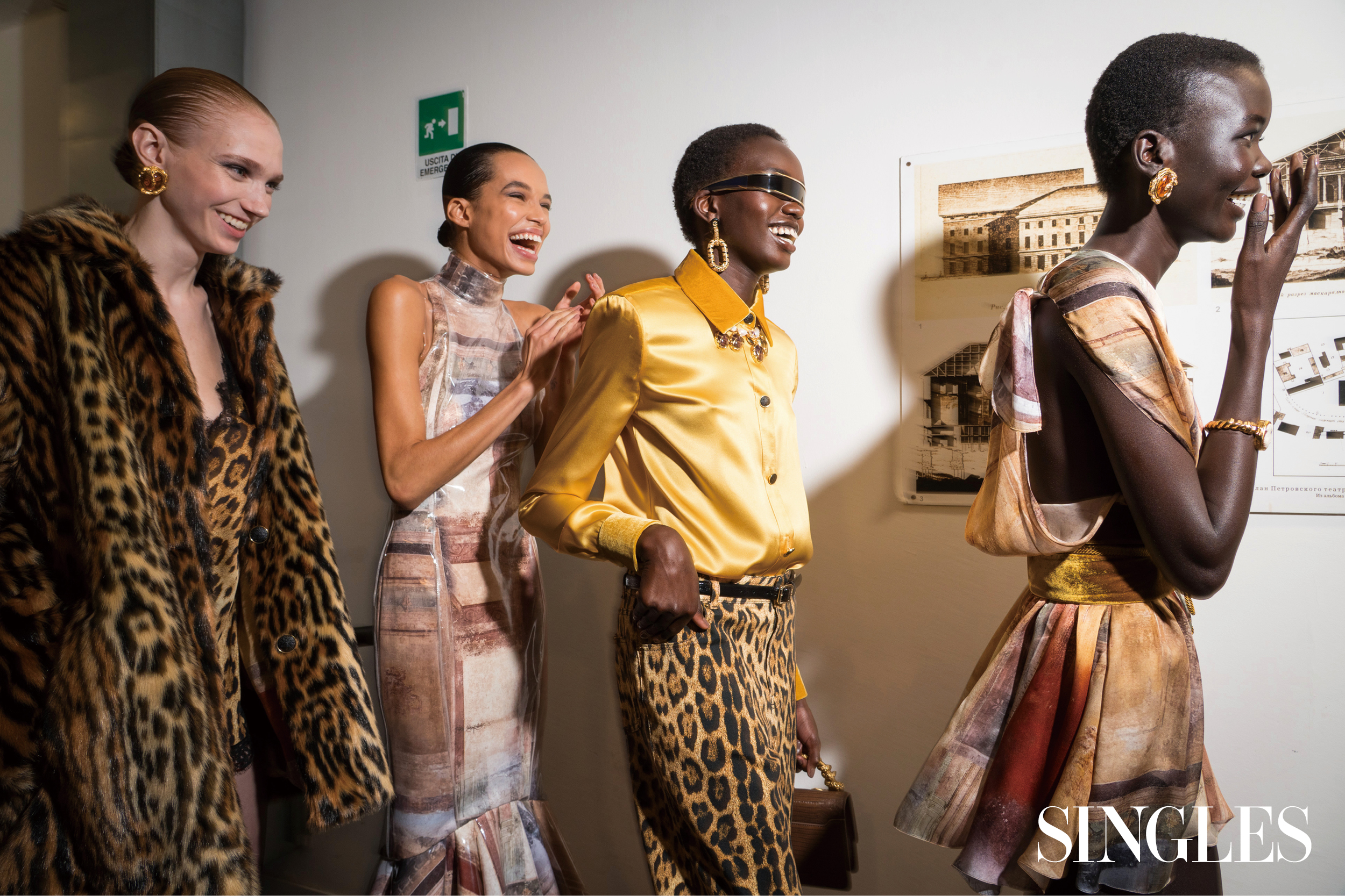 레오파도 패턴의 옷을 입은 모델들