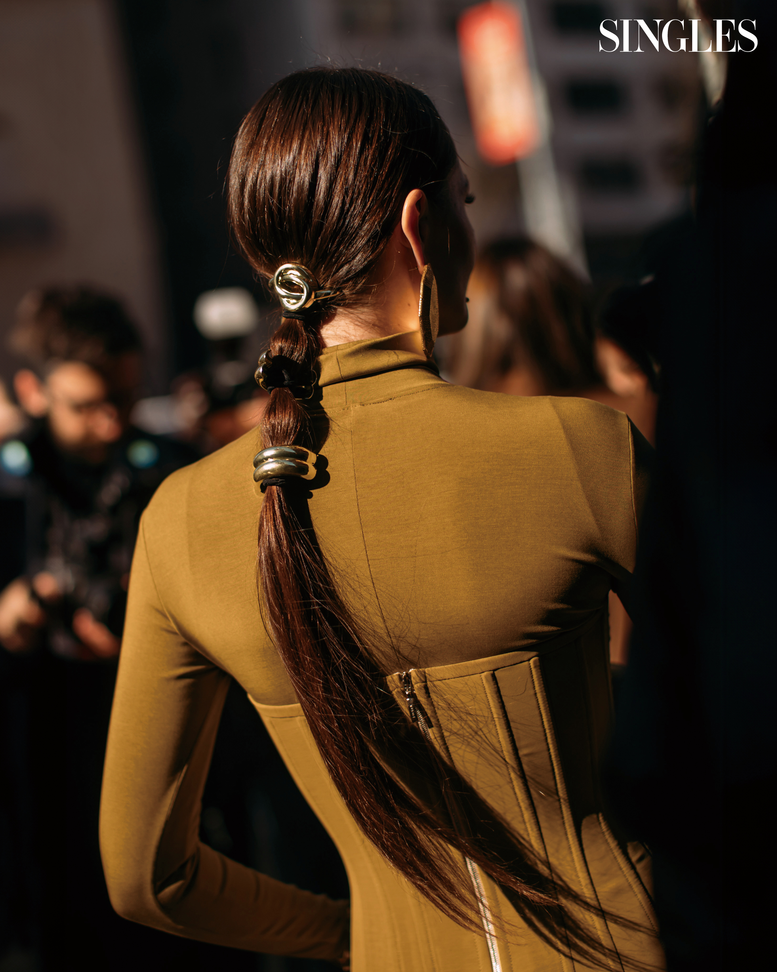 볼드 귀걸이를 머리사이에 넣어 스타일링한 이미지