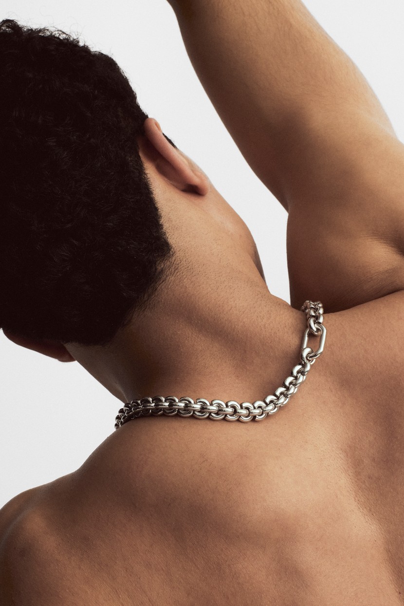 톰 우드가 금속의 조형적 특성을 현대적으로 풀어낸 새로운 컬렉션 ‘스피어(Sphere)’를 공개했다. 