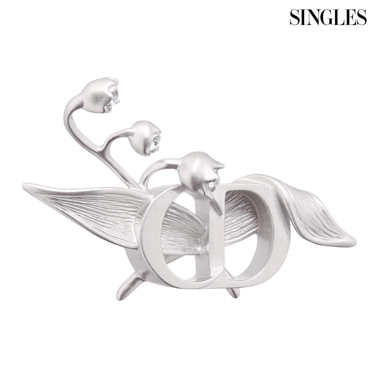 디올 시그니처로고와 꽃으로 장식한 실버 브로치