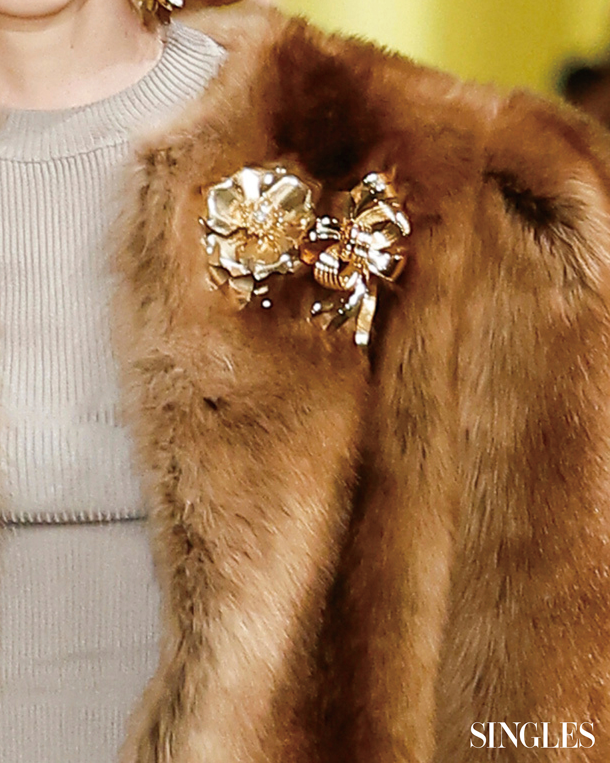 미우미우의 골드 브로치 