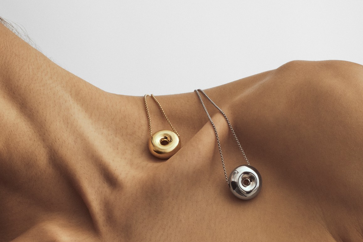 톰 우드가 금속의 조형적 특성을 현대적으로 풀어낸 새로운 컬렉션 ‘스피어(Sphere)’를 공개했다. 